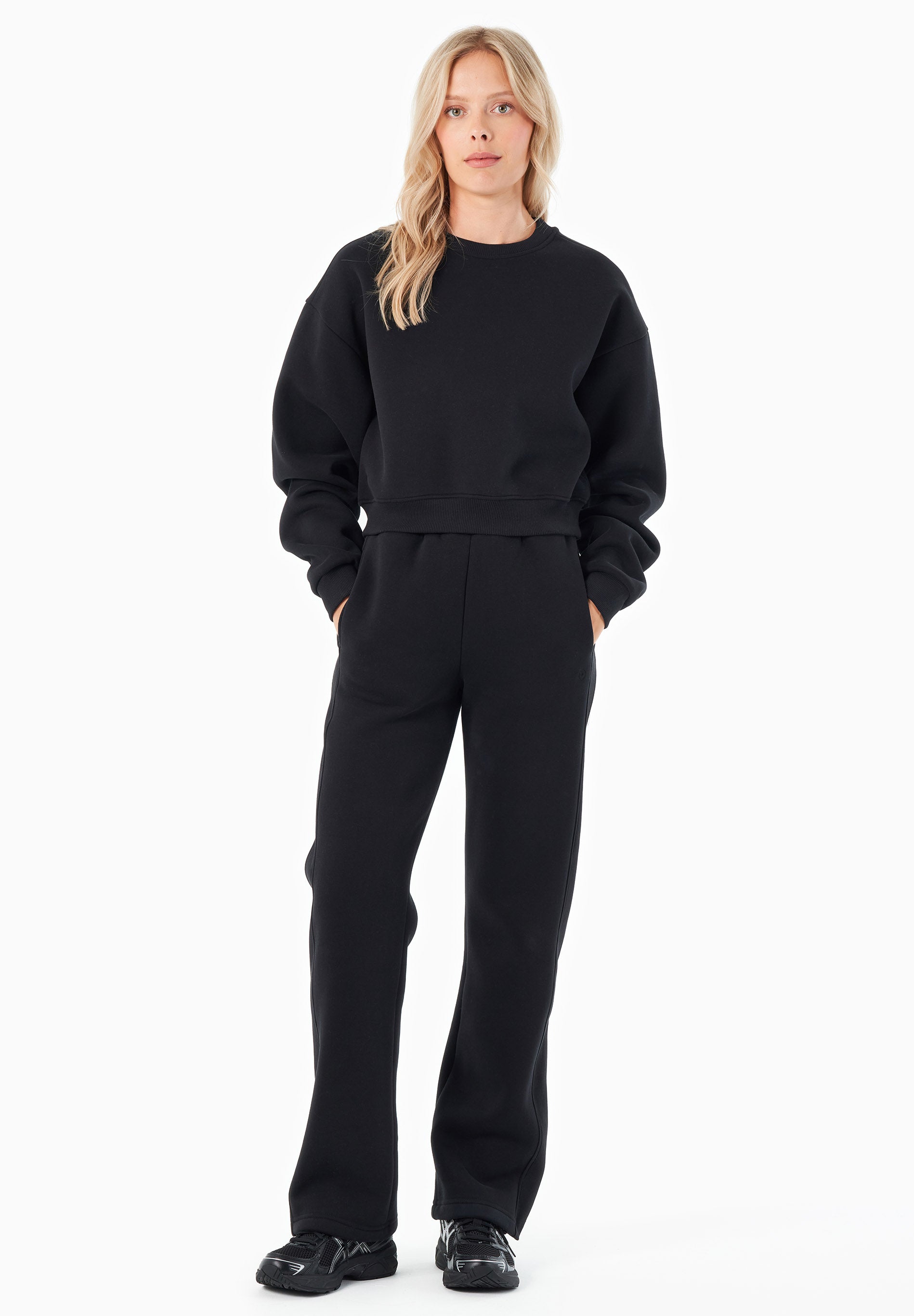 ORGANICATION Cropped Sweatshirt Sillivia Zwart