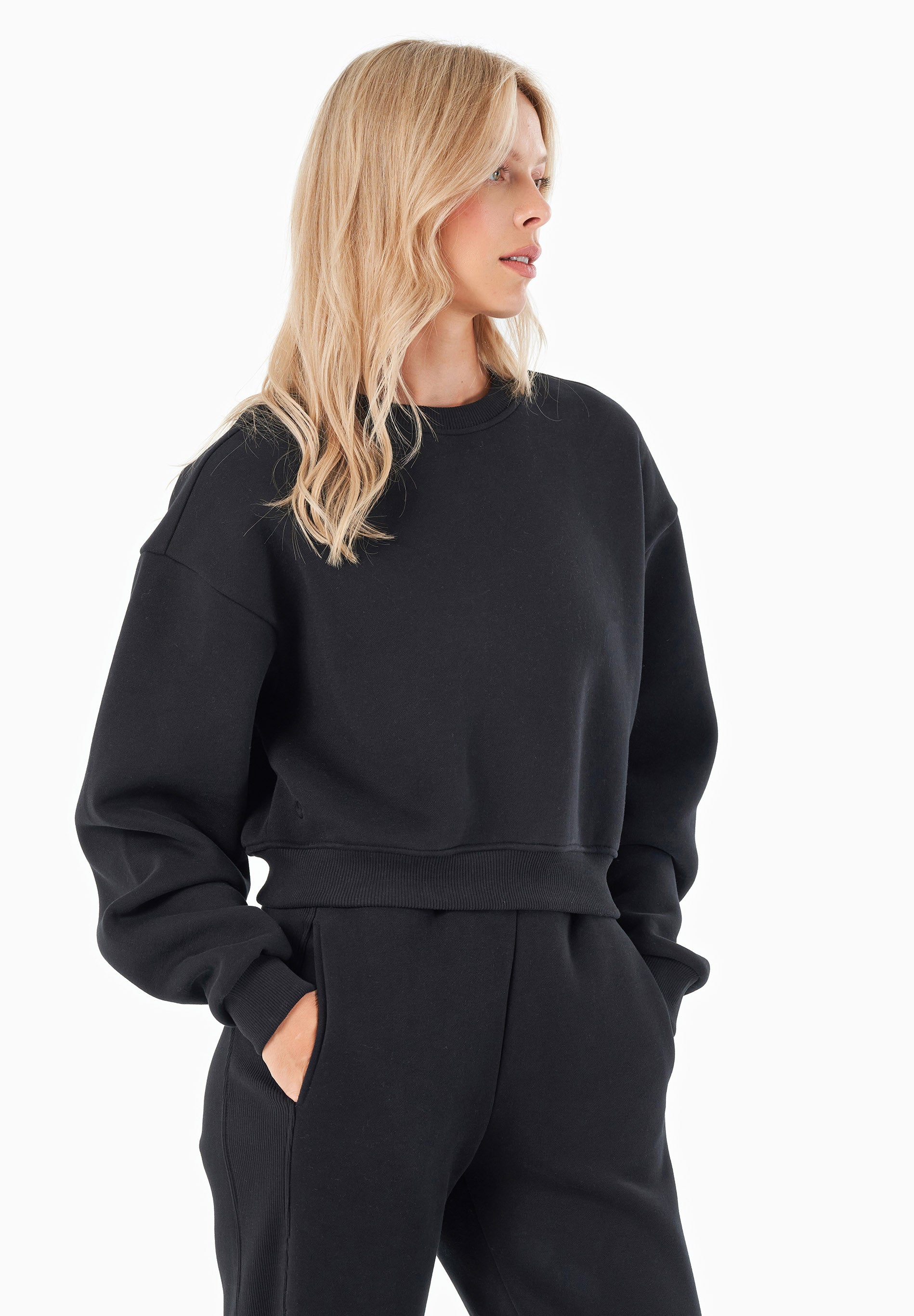 ORGANICATION Cropped Sweatshirt Sillivia Zwart