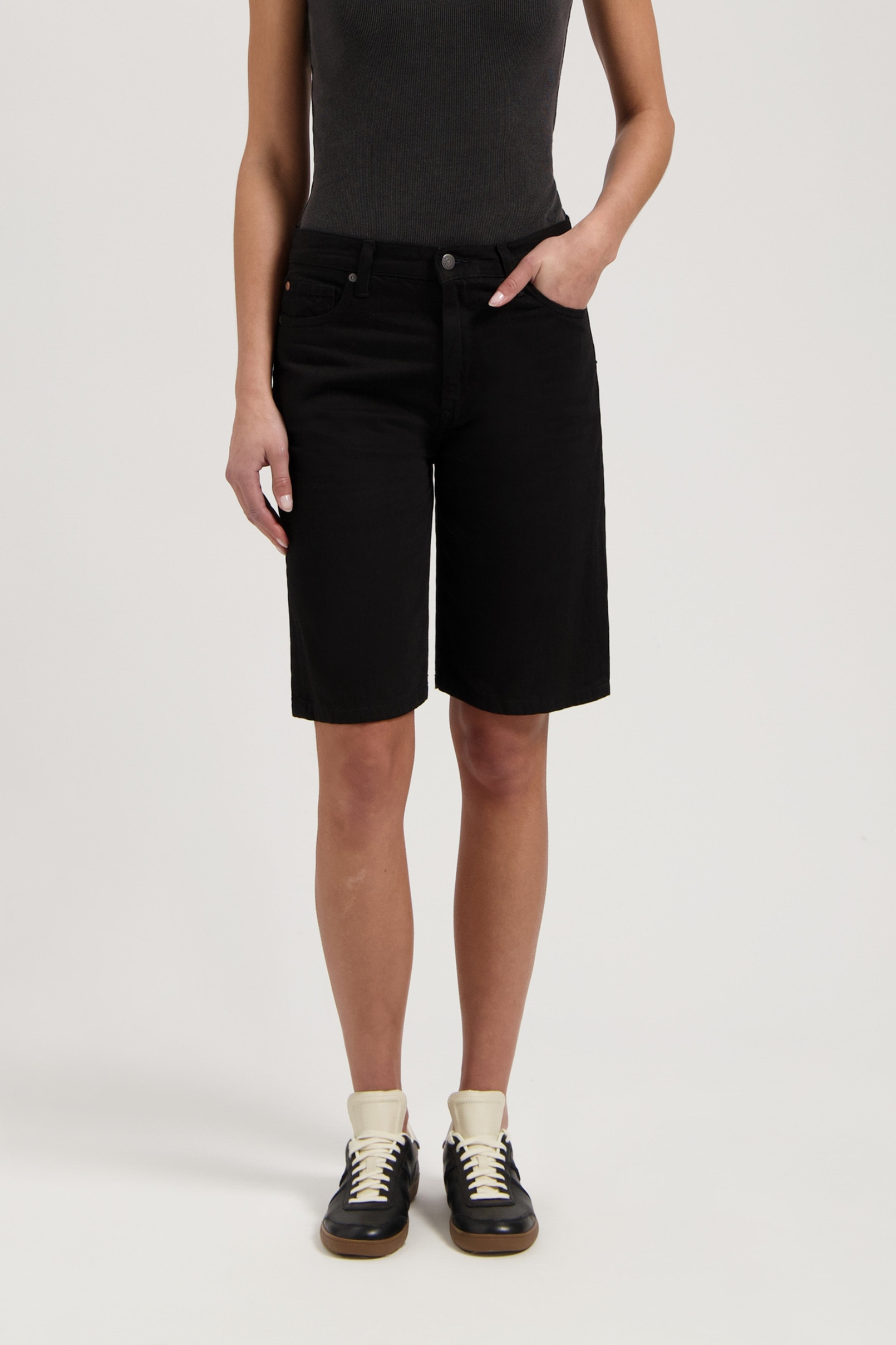 MUD Jeans Damen vegan Shorts Mid Suzy Black Dip