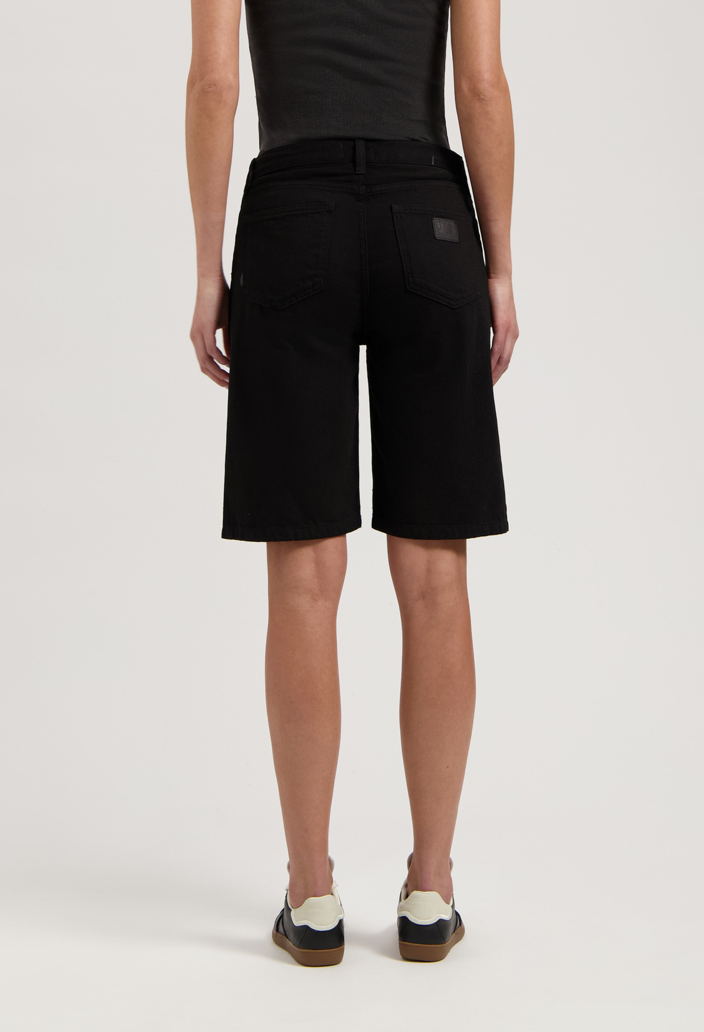 MUD Jeans womens vegan Shorts Mid Suzy Black Dip