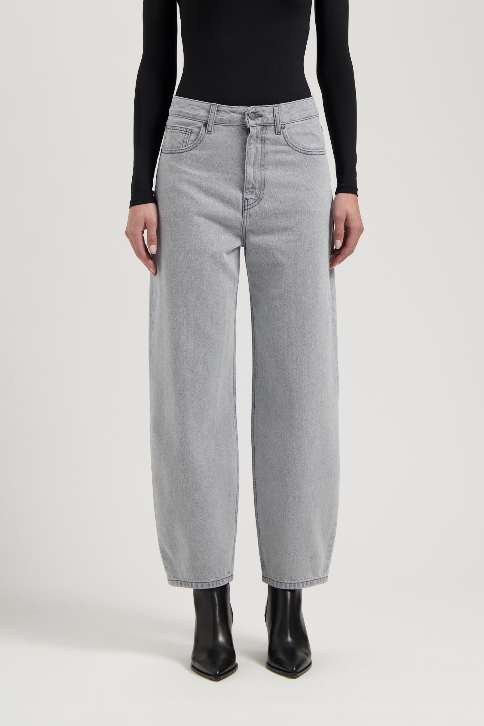 MUD Jeans Damen vegan Jeans High Barrel Brooke Hellgrau