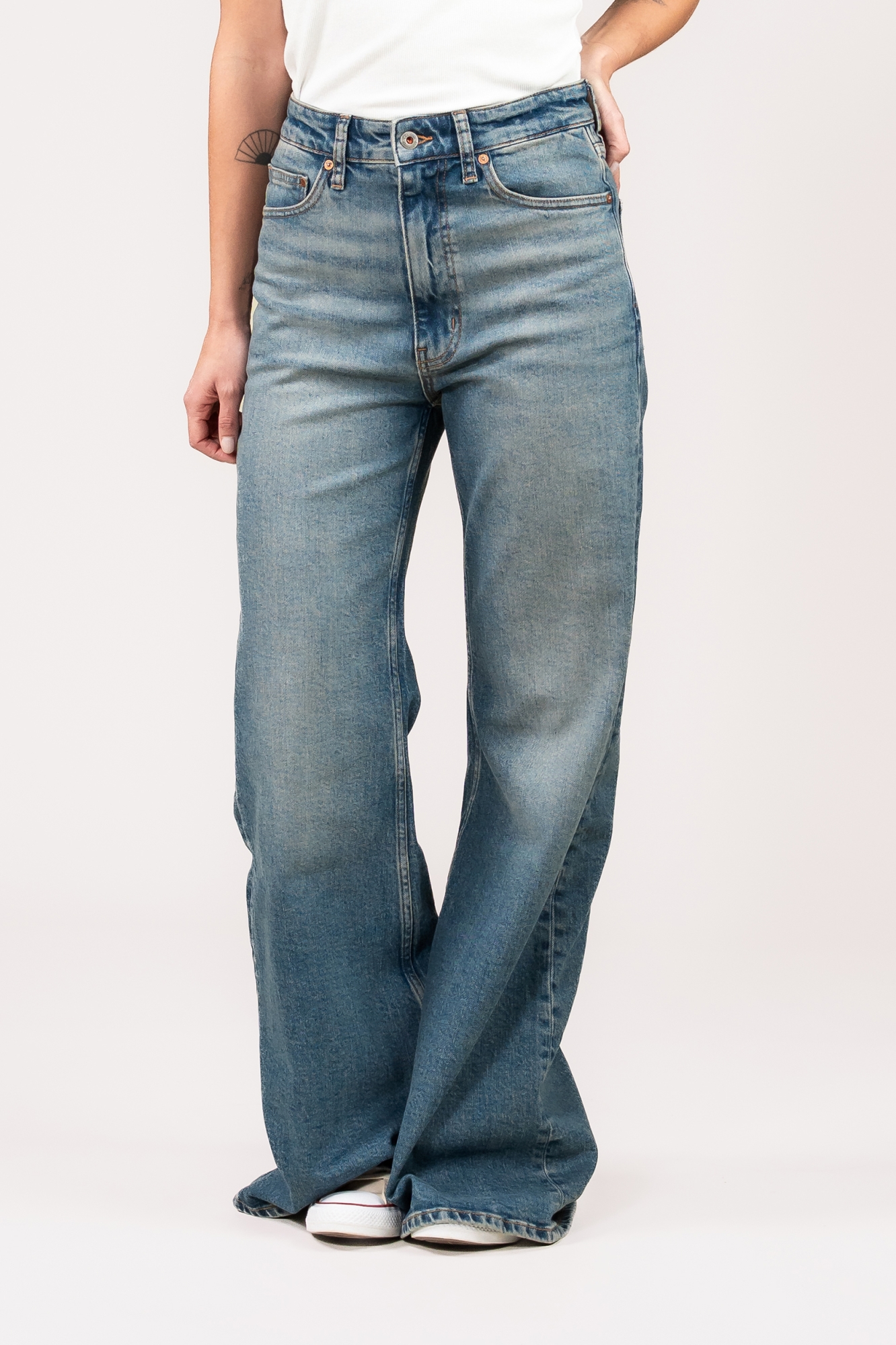 Image of Kuyichi dames vegan Vivienne Flared Jeans In Gebroken Blauw