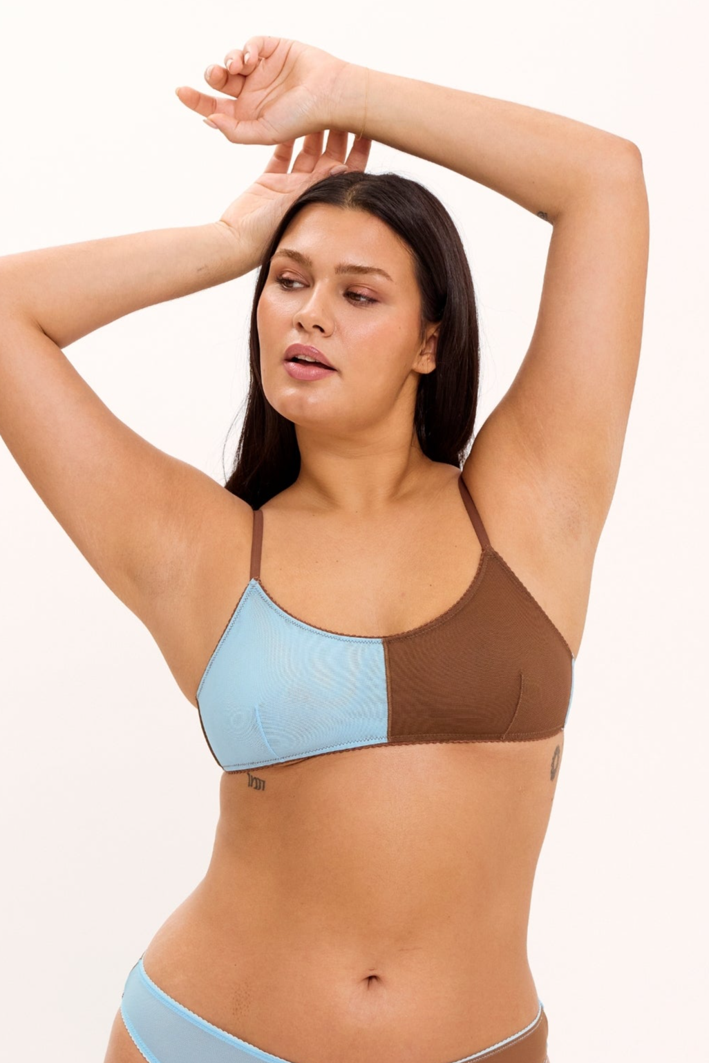 Image of Understatement dames vegan Bralette Van Mesh Met Ronde Hals, Hemelsblauw/Mokkakleurig.