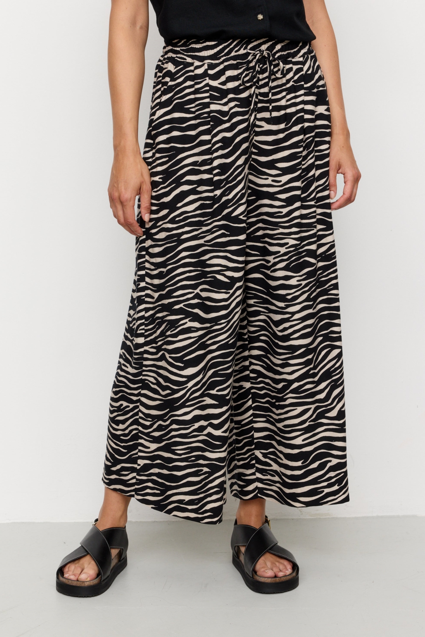 Image of Recolution dames vegan Broek Sequoia Zebra Zwart