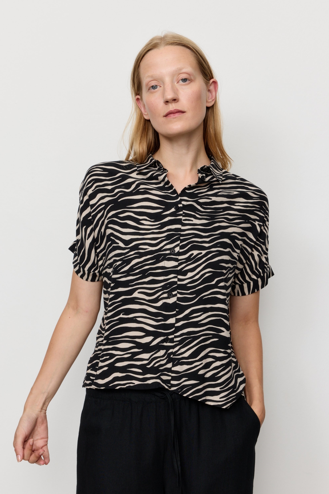Image of Recolution dames vegan Shirt Lotus Zebra Zwart