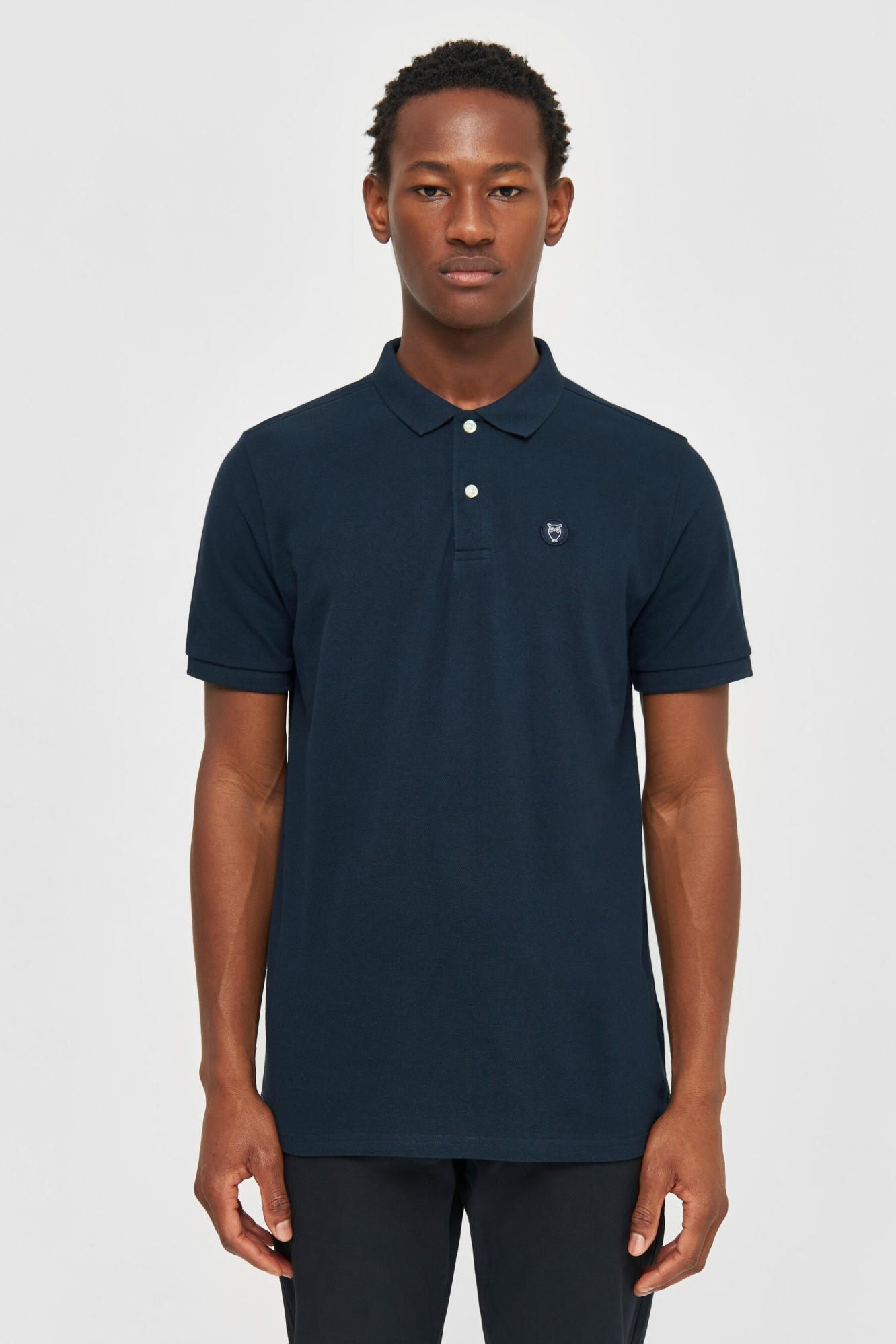 111348 - Herren vegan Poloshirt Basic Badge Total Eclipse Navy