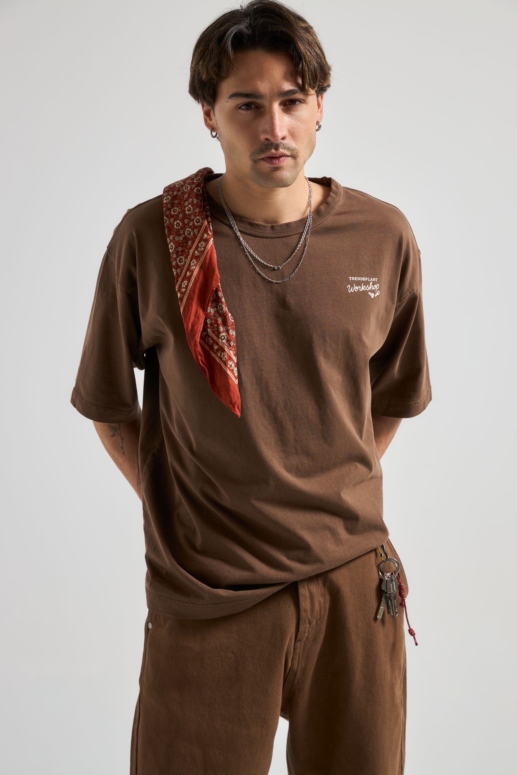 Image of Trendsplant mannen vegan T-Shirt Bench Oversized Zadelbruin