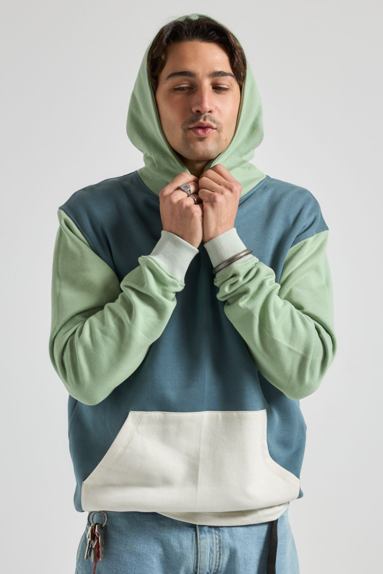 111454 - Herren vegan Hoodie Color Block Deep Spruce Green