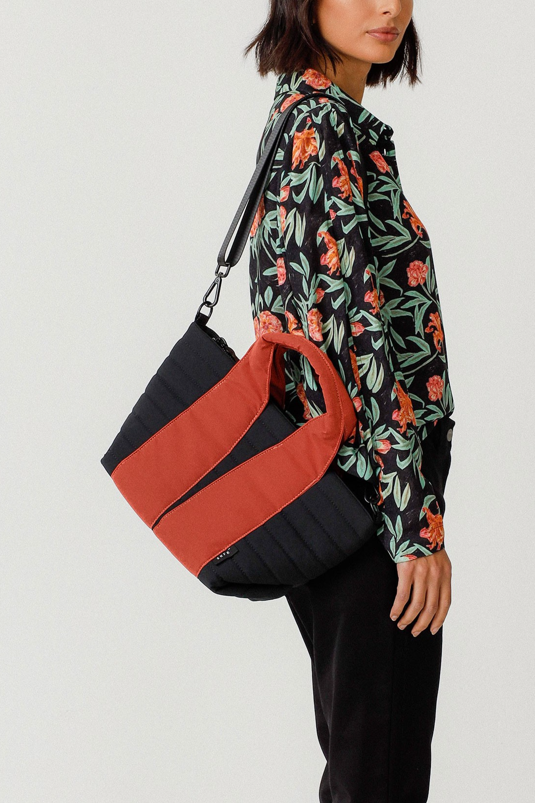 Image of SKFK dames vegan Oliva Tas In Zwart/Rood