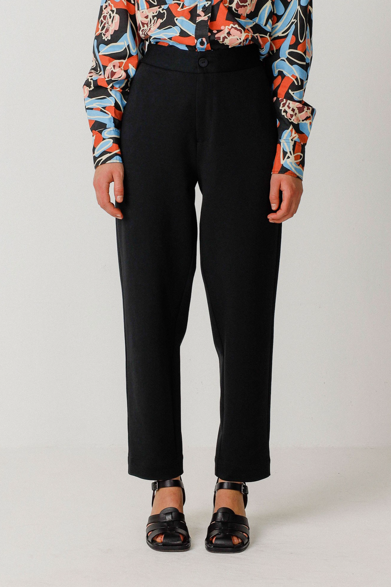 Image of SKFK dames vegan Broek Soraia Carrot Cut Zwart