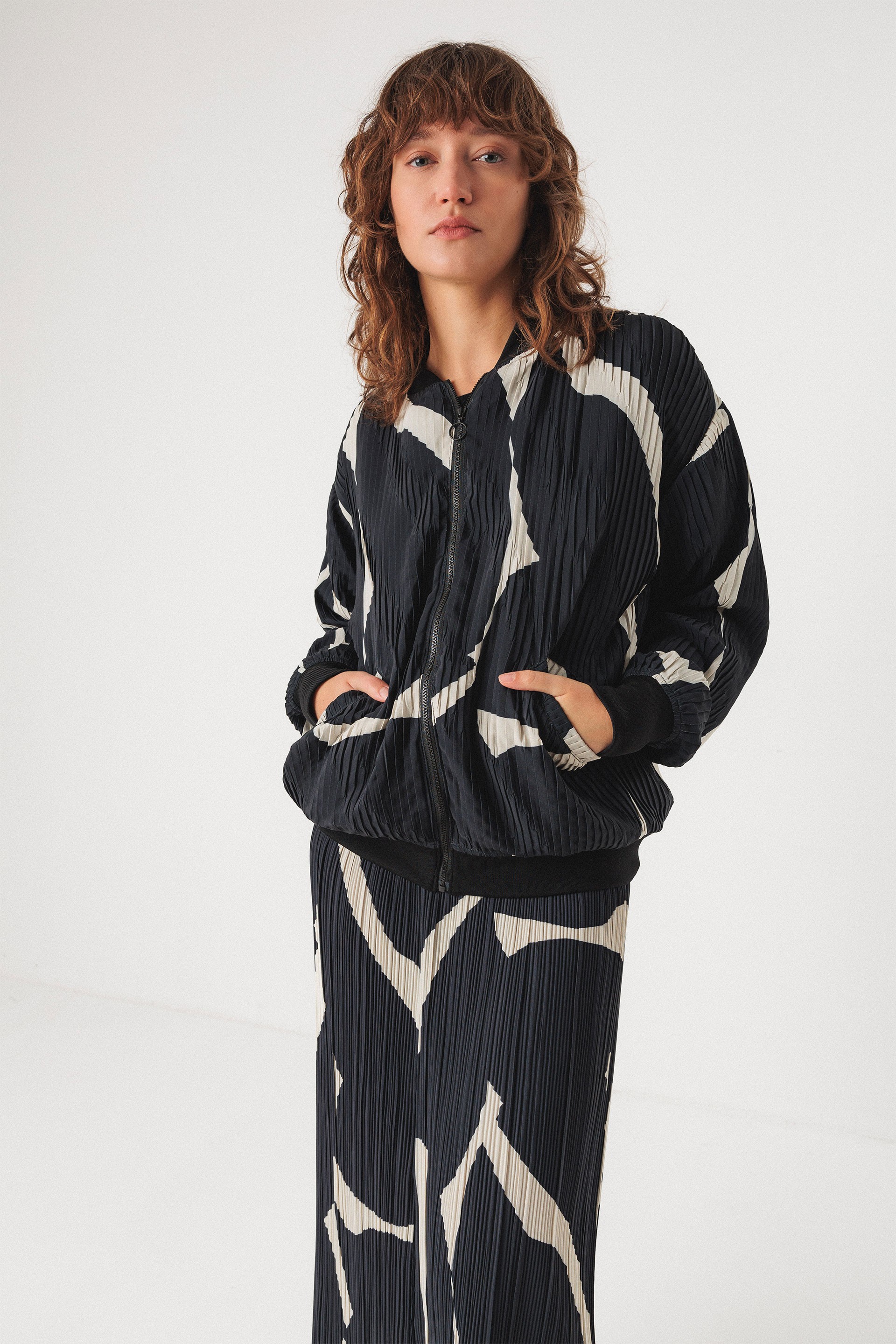 Image of SKFK dames vegan Bomberjack Julene Zwart/Wit
