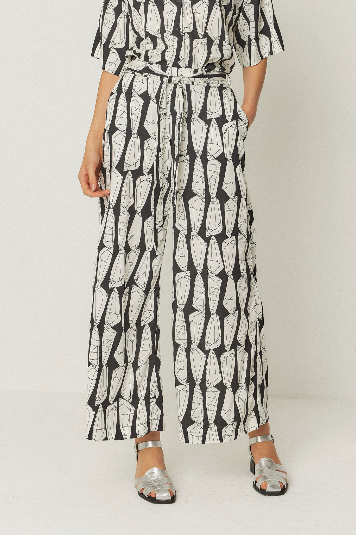 112390 - Damen vegan Hose Dona Schwarz WeiÃŸ