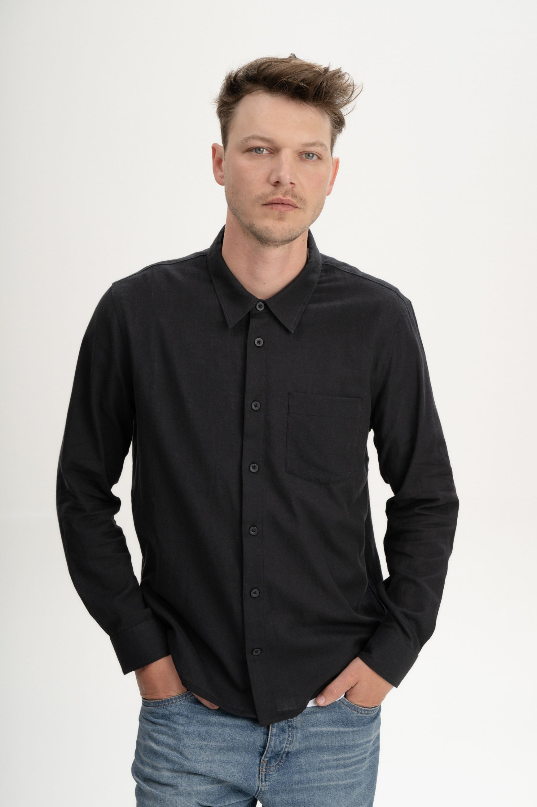 Image of MELA mannen vegan Shirt Ishir Houtskoolzwart