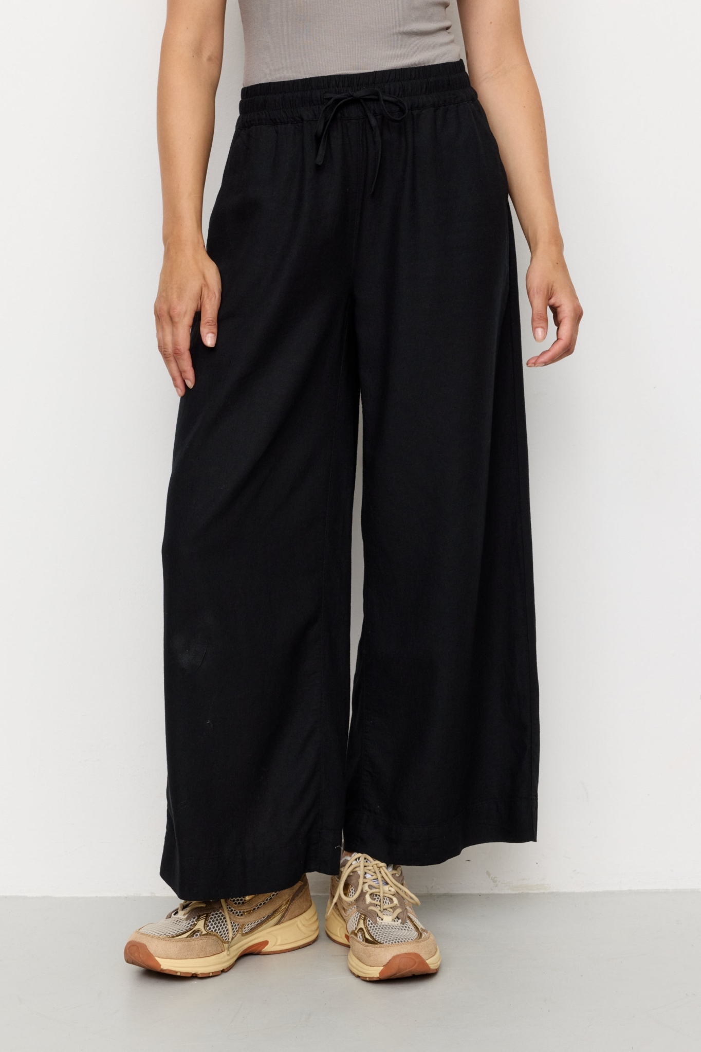 Recolution Damen vegan Hose Alisma Schwarz