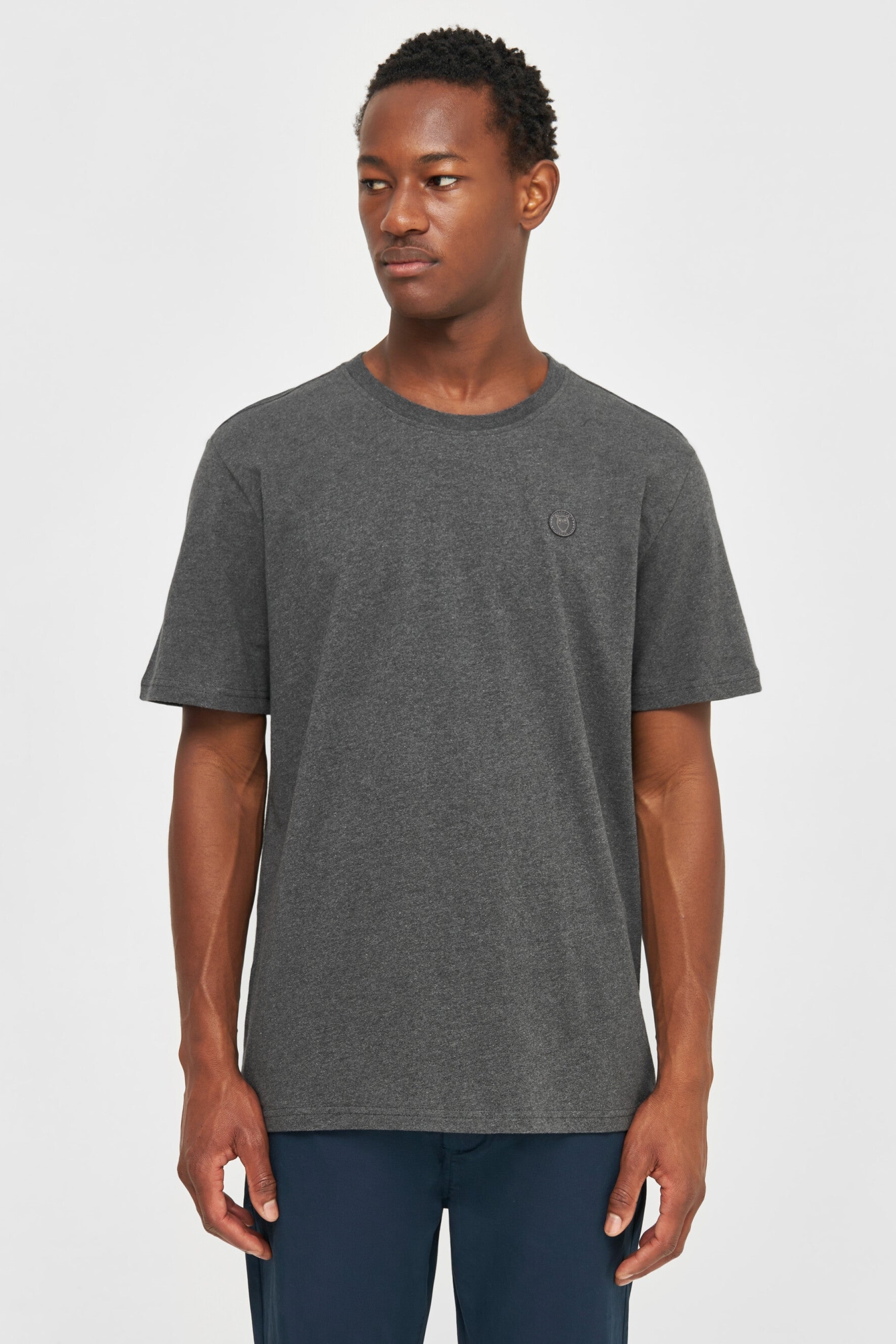 KnowledgeCotton Apparel men vegan T-Shirt Badge Regular Dark Grey Melange