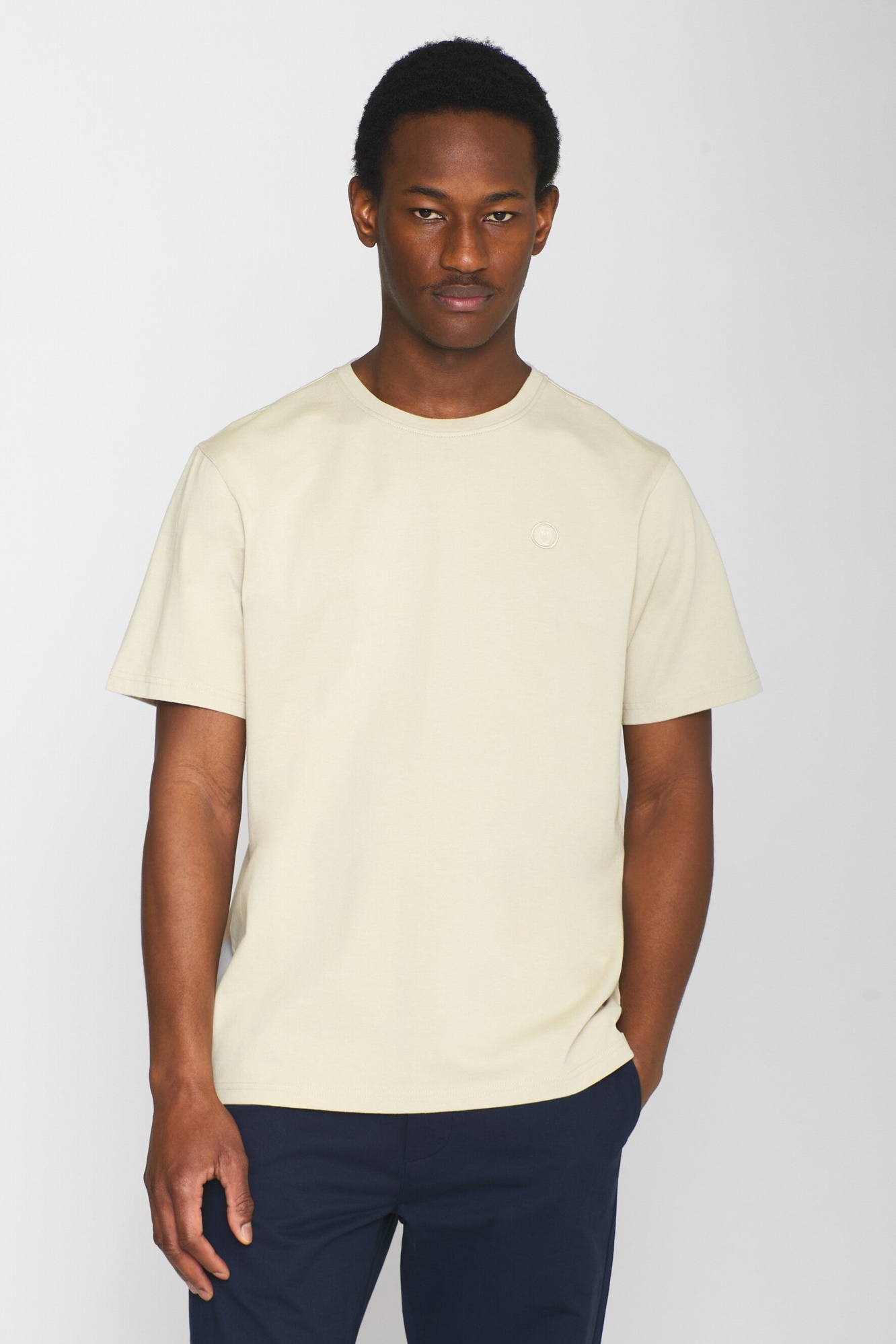 KnowledgeCotton Apparel men vegan T-Shirt Badge Regular Light Feather Gray