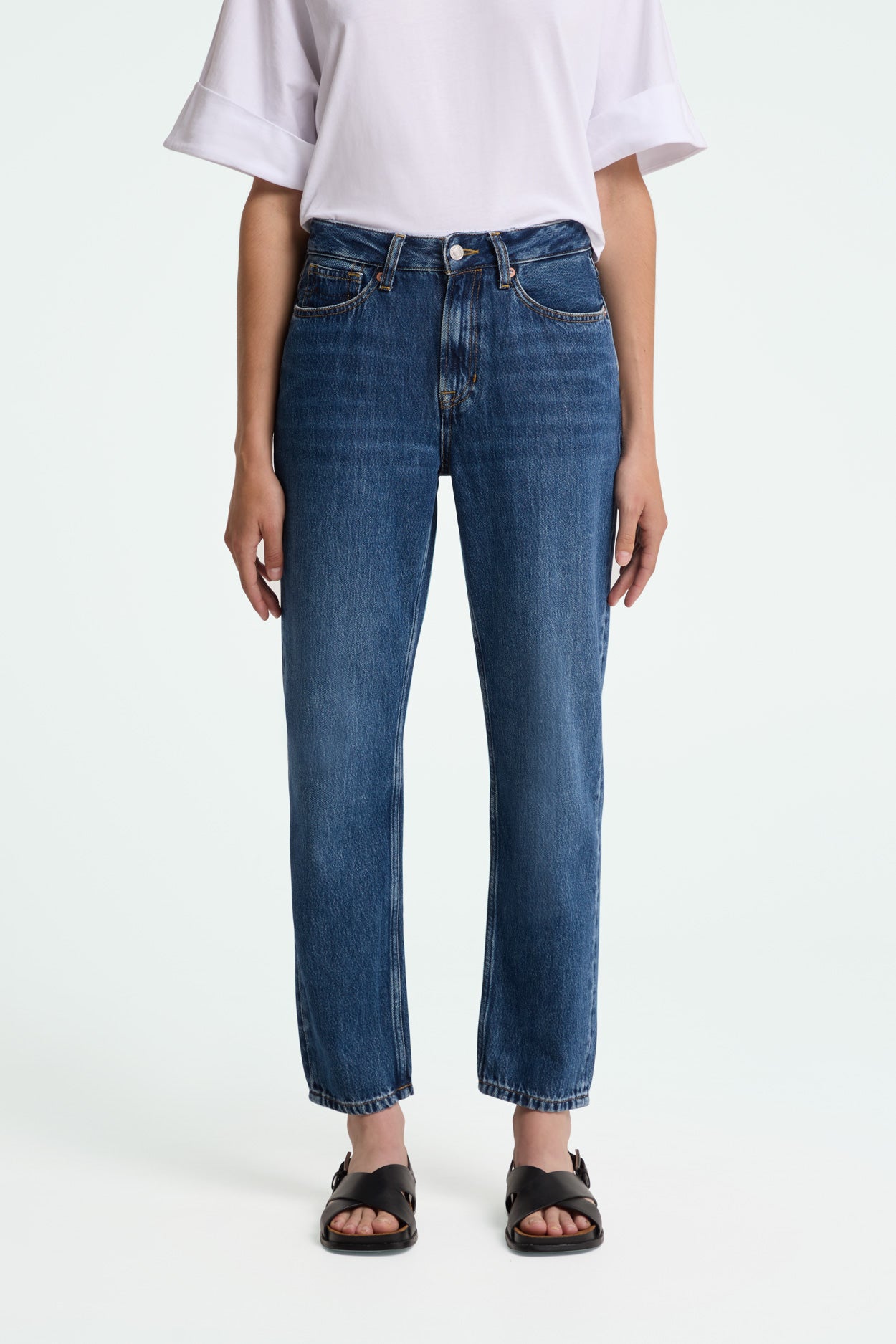 Image of Kings of Indigo dames vegan Cropped Jeans Van Caroline Lewisboro, Middenblauw (Faded Blue)