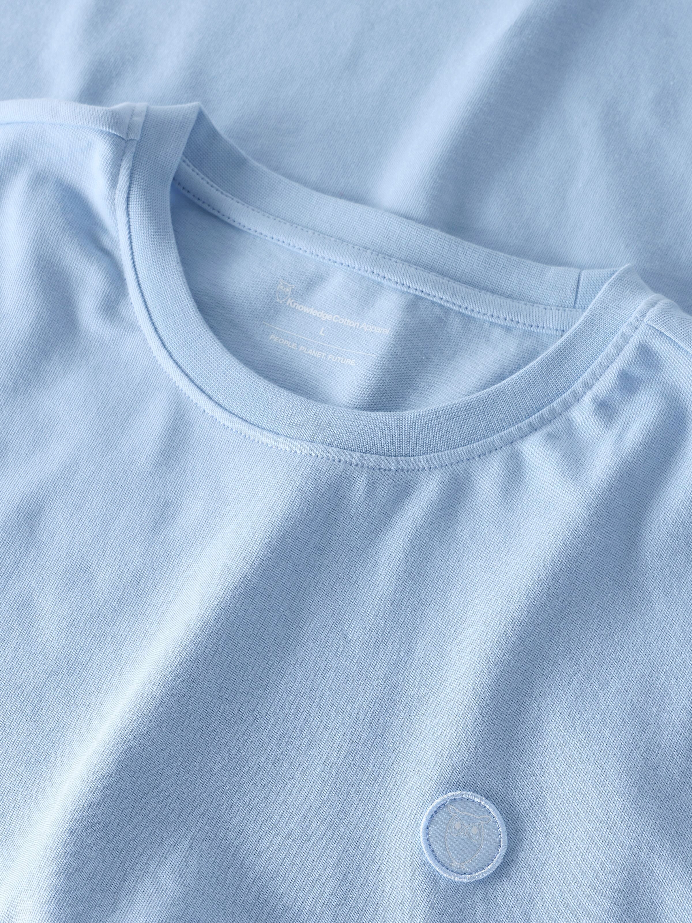 KnowledgeCotton Apparel men vegan T-Shirt Badge Regular Skyway Light Blue