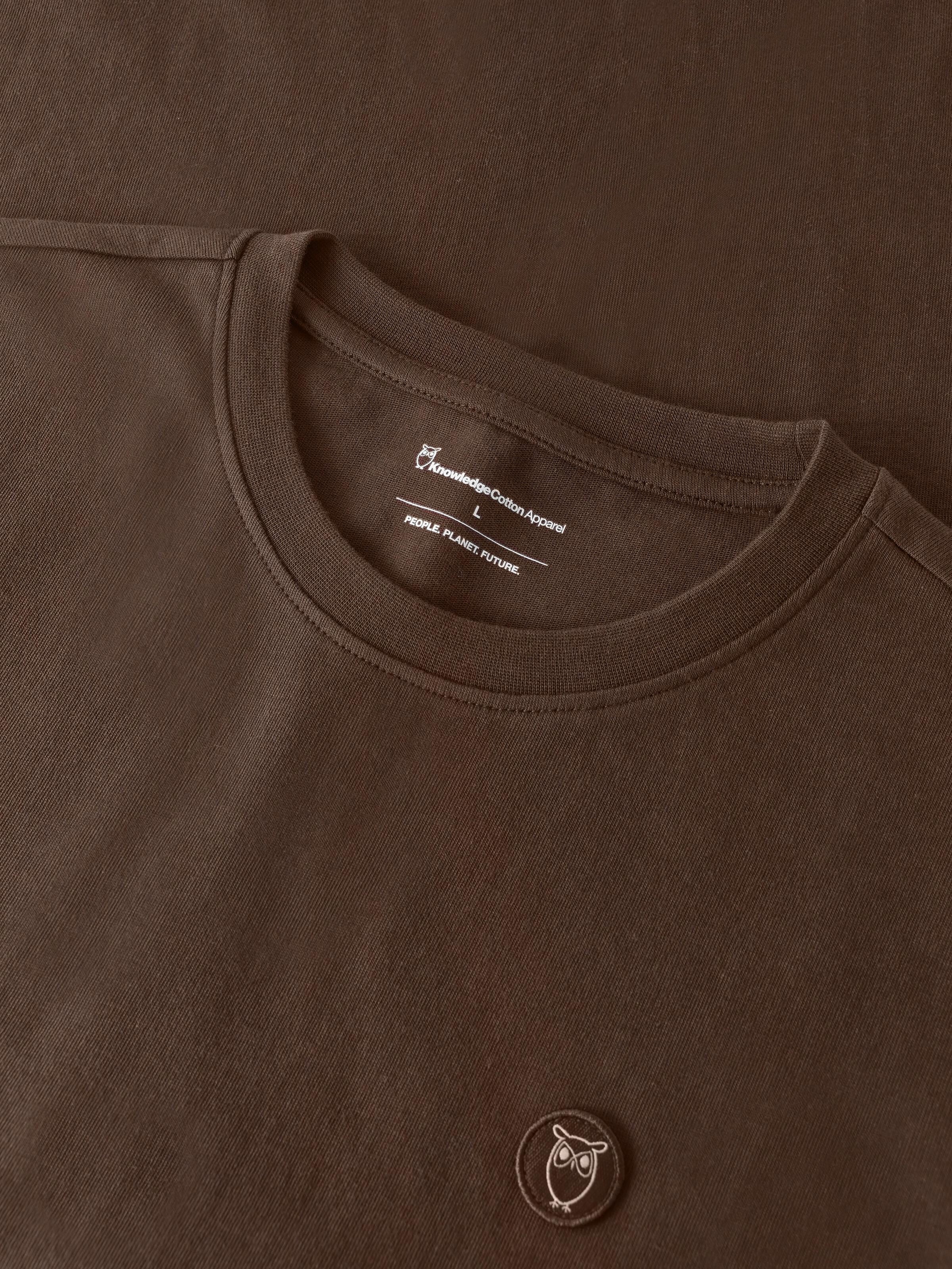 KnowledgeCotton Apparel men vegan T-Shirt Badge Regular Shaved Chocolate