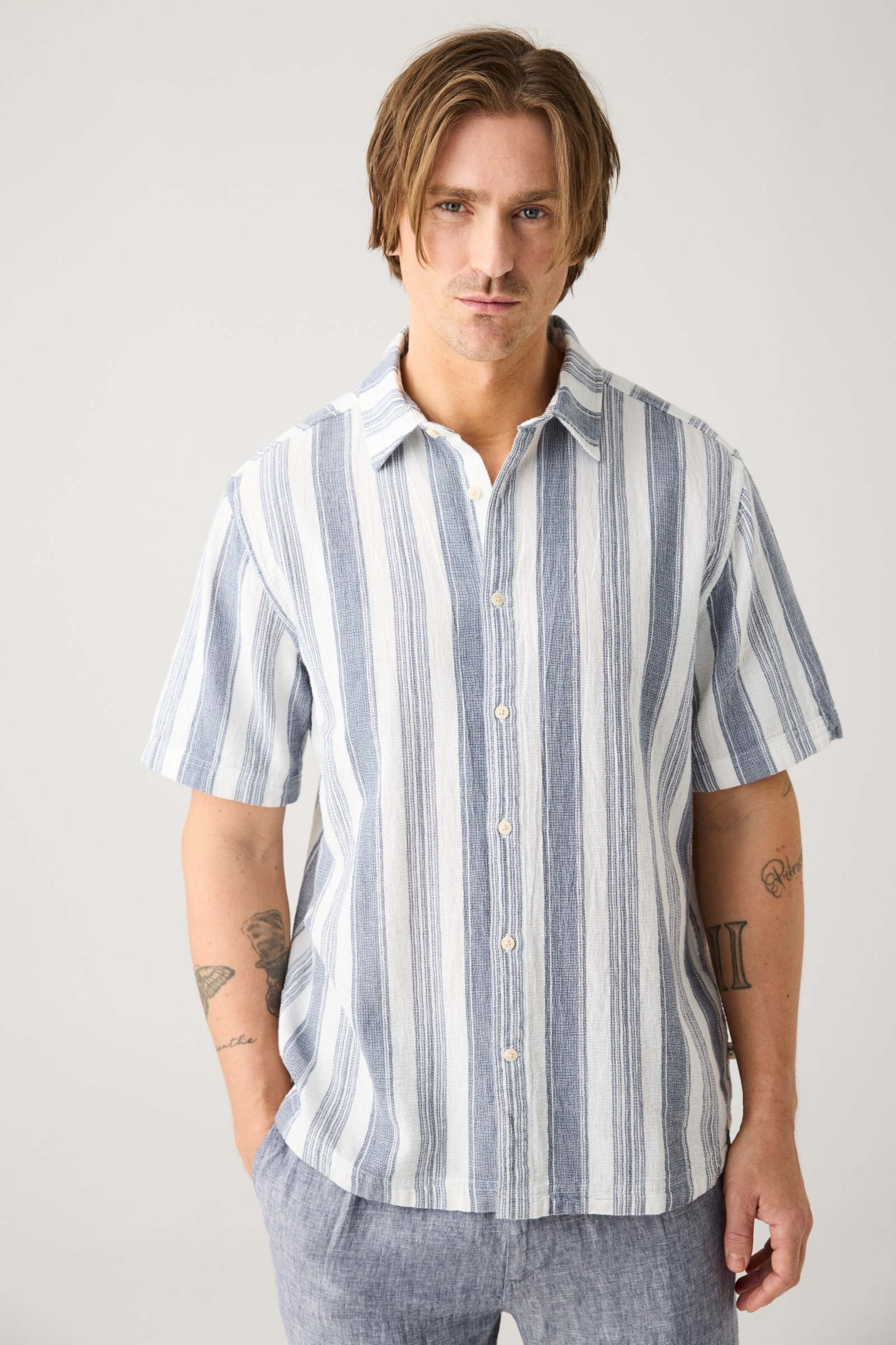 Image of KnowledgeCotton Apparel mannen vegan Overhemd Met Relaxte Strepen, Korte Mouwen, Blauw