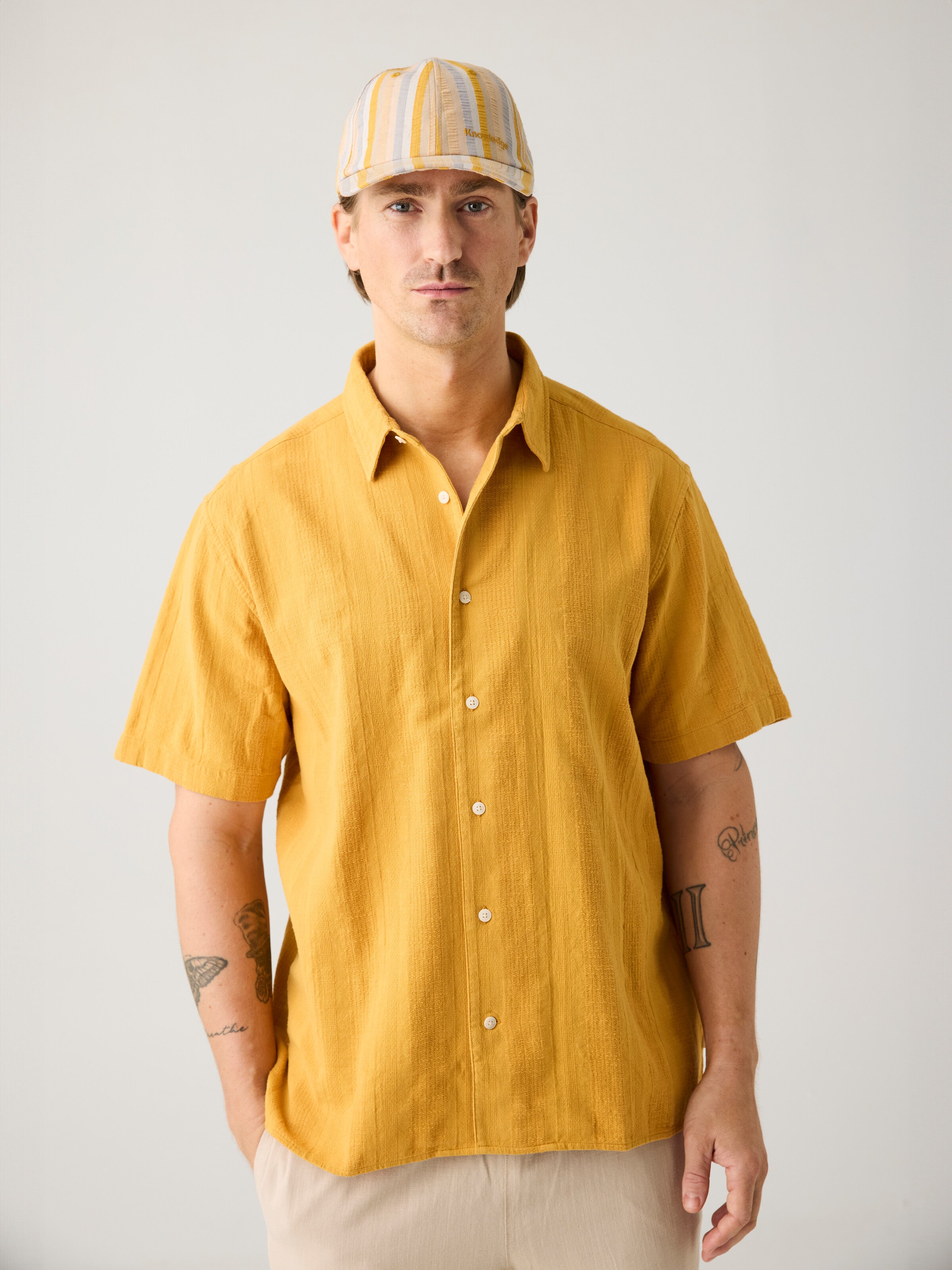 113410 - Herren vegan Hemd Relaxed Structure Kurzarm Amber Gold