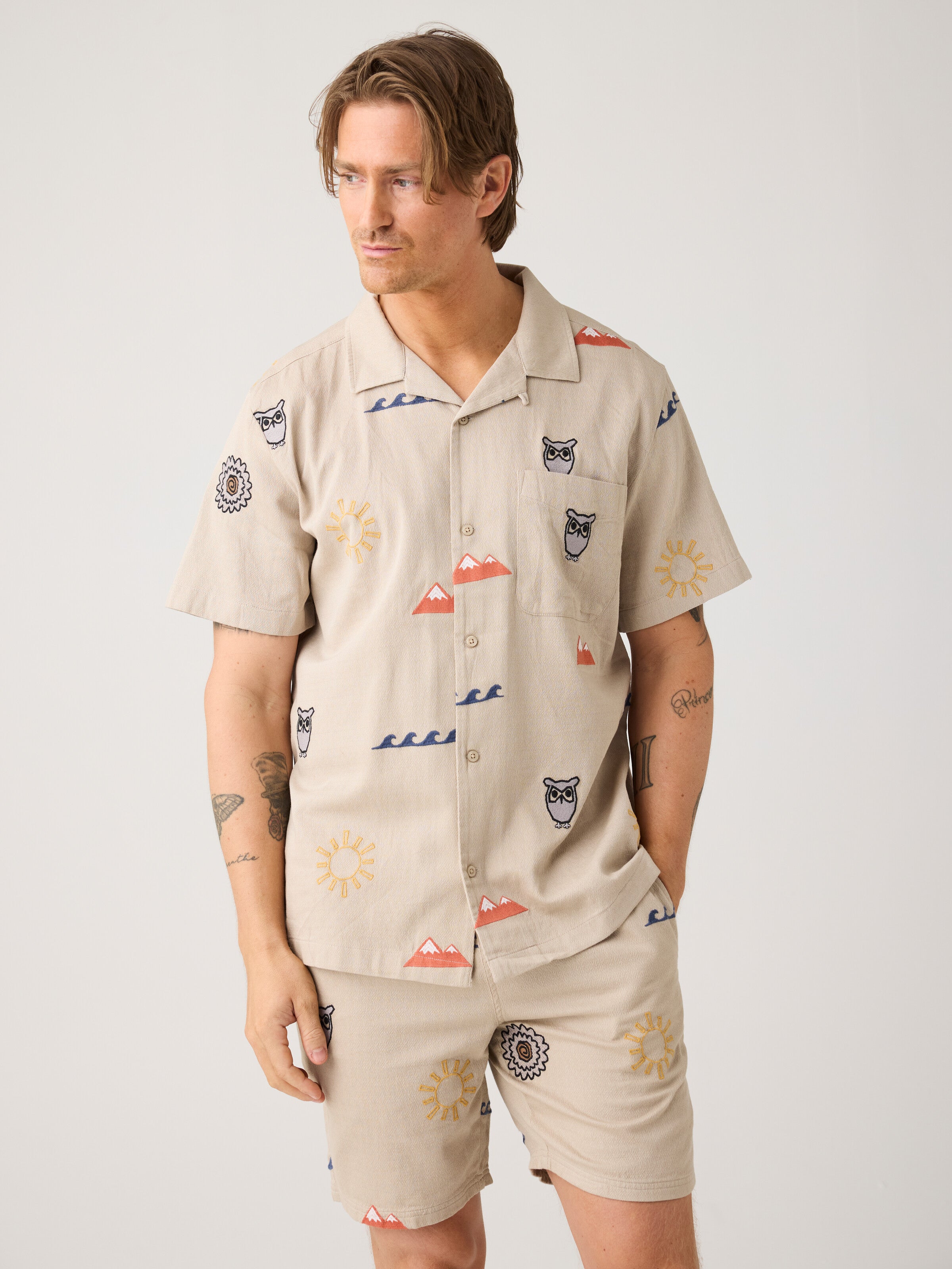 113427 - Herren vegan Hemd Relaxed Stickerei Kurzarm Helles Federgrau 113427 - Herren vegan Hemd Relaxed Stickerei Kurzarm Helles Federgrau