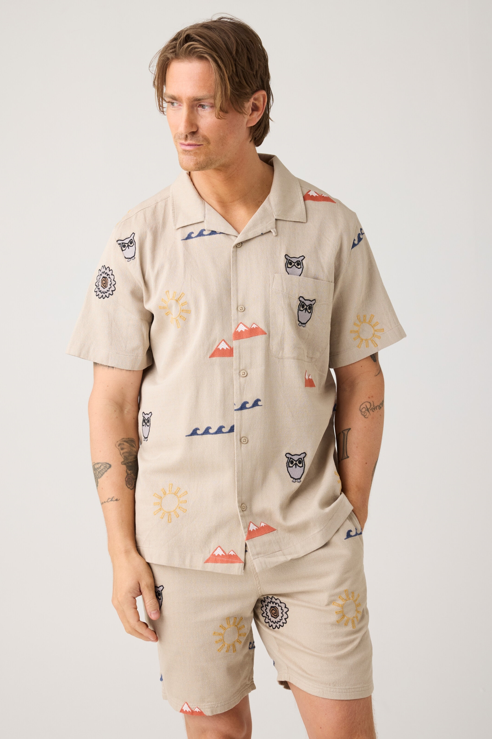 113427 - Herren vegan Hemd Relaxed Stickerei Kurzarm Helles Federgrau