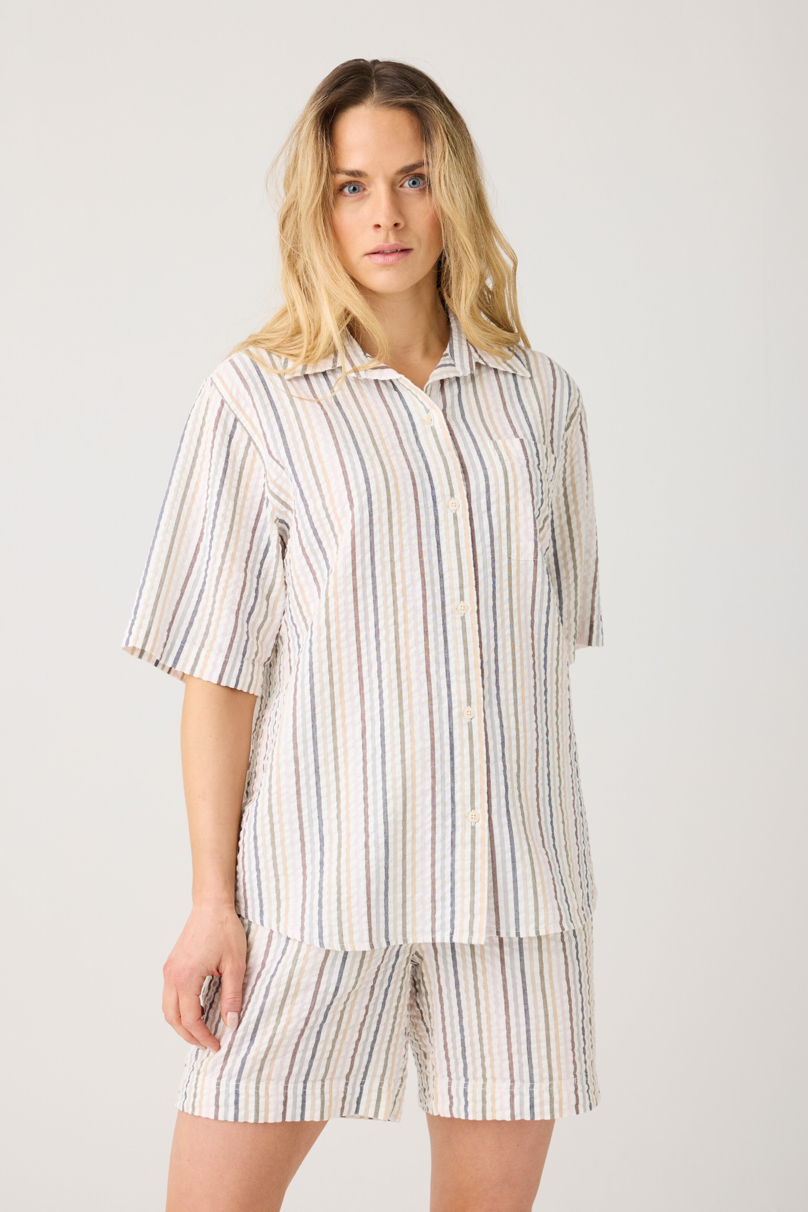 Image of KnowledgeCotton Apparel dames vegan Overhemd Van Losvallende Seersucker Met Korte Mouwen En Veelkleurige Strepen