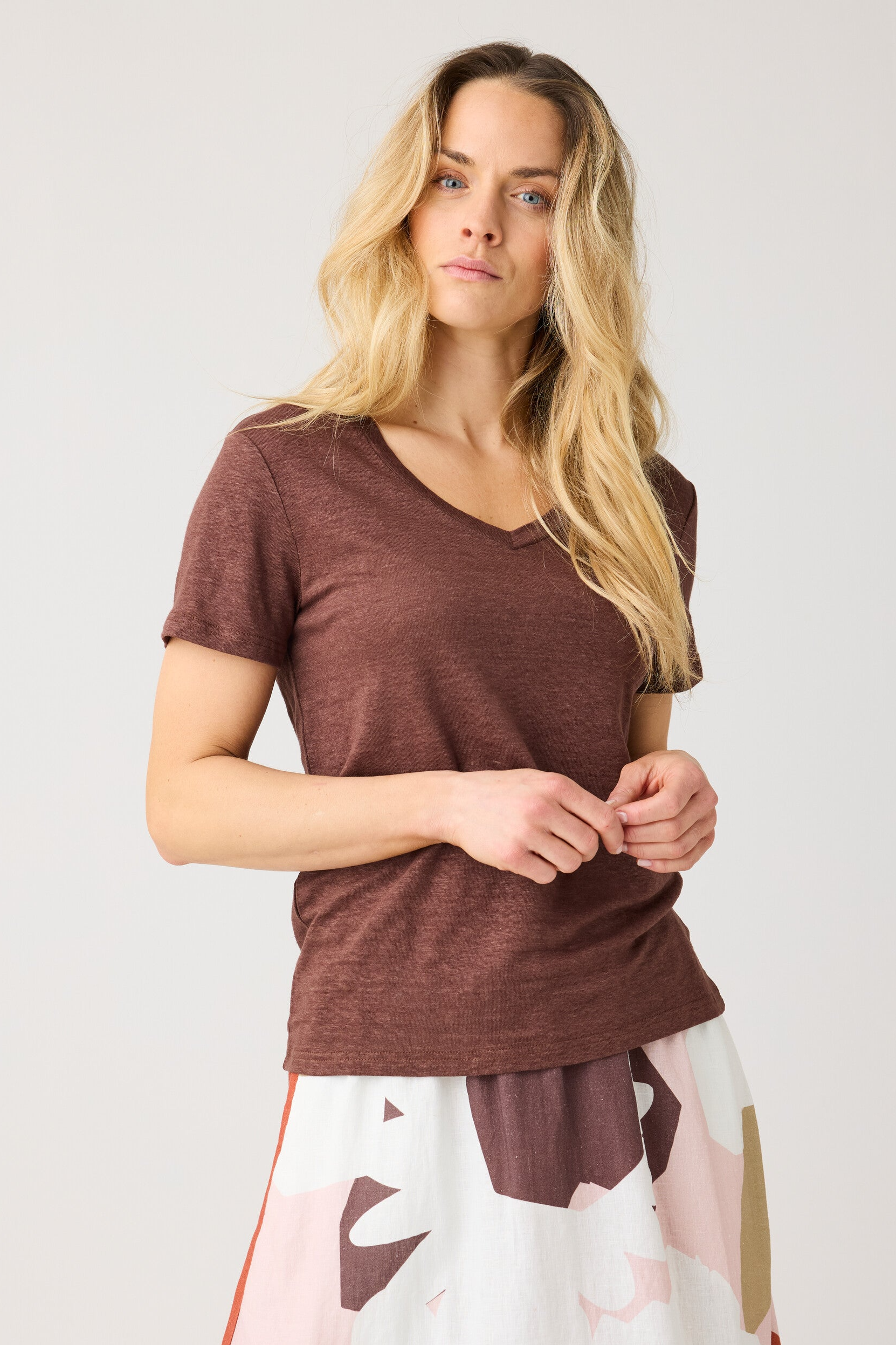 113526 - Damen vegan T-Shirt Leinen V-Ausschnitt Shaved Chocolate