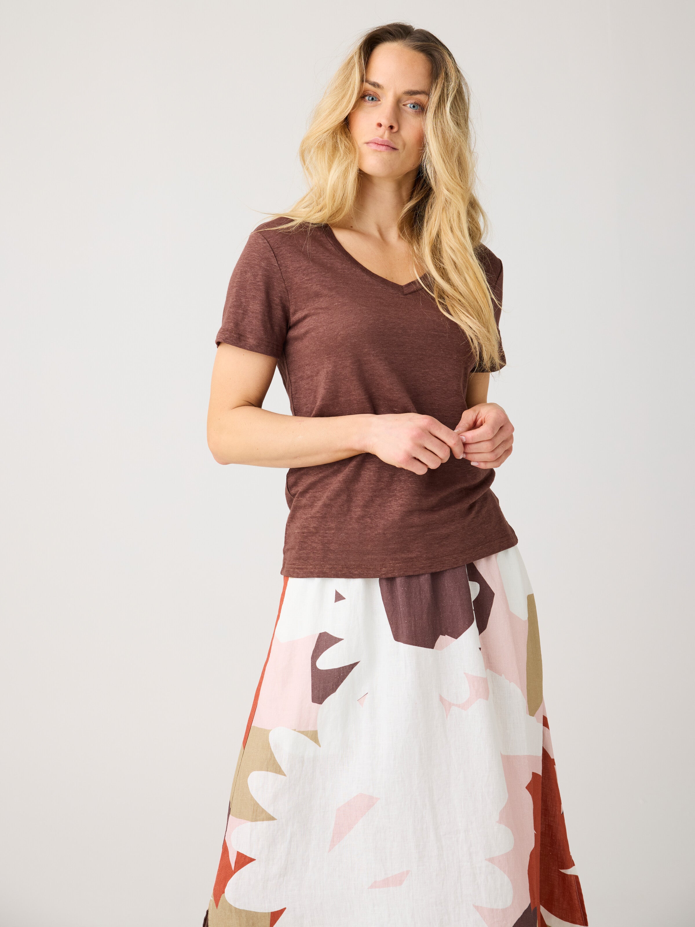 113526 - Damen vegan T-Shirt Leinen V-Ausschnitt Shaved Chocolate
