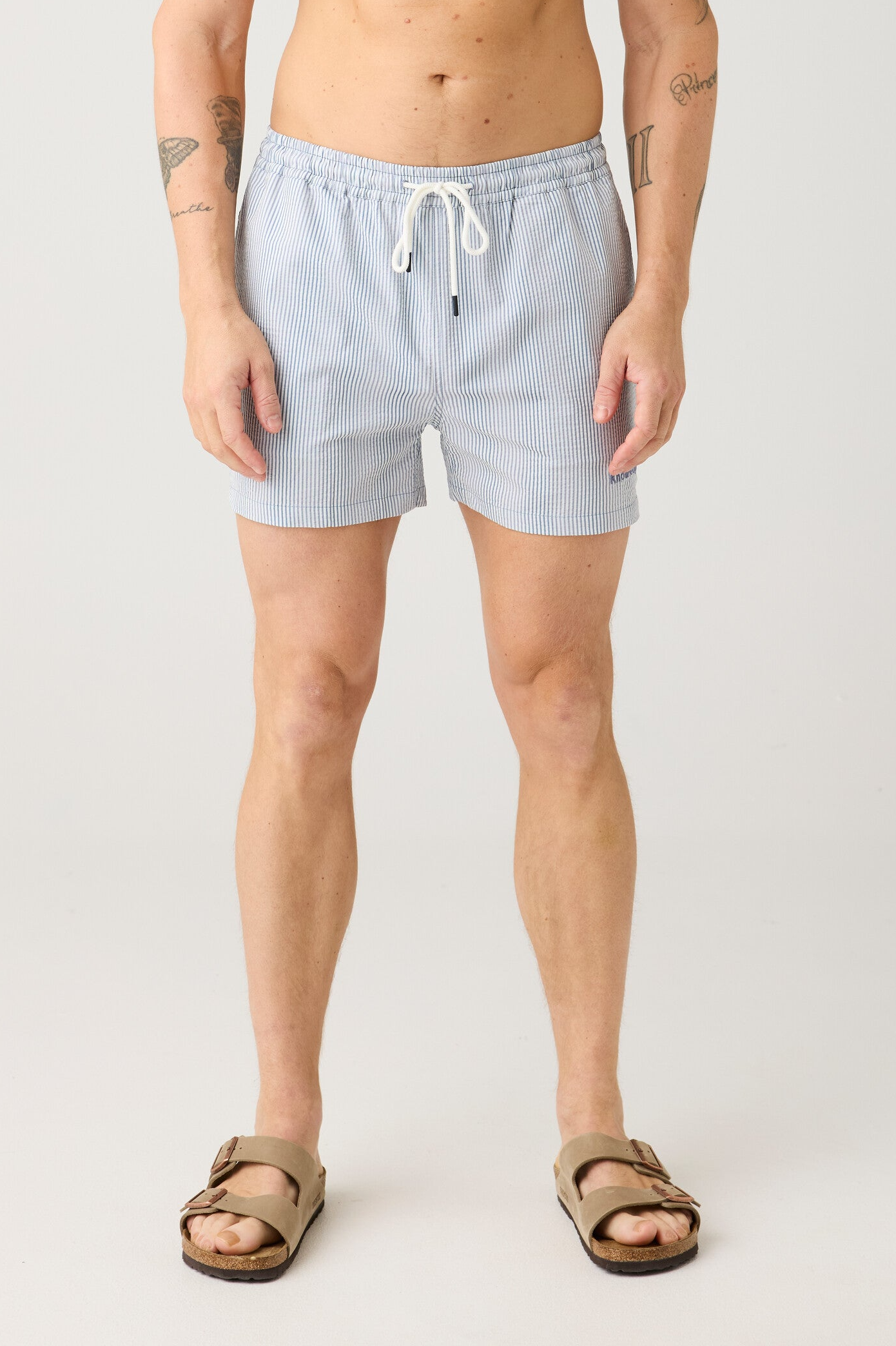 KnowledgeCotton Apparel Herren vegan Badeshorts Mid Thigh Seersucker Blau Gestreift