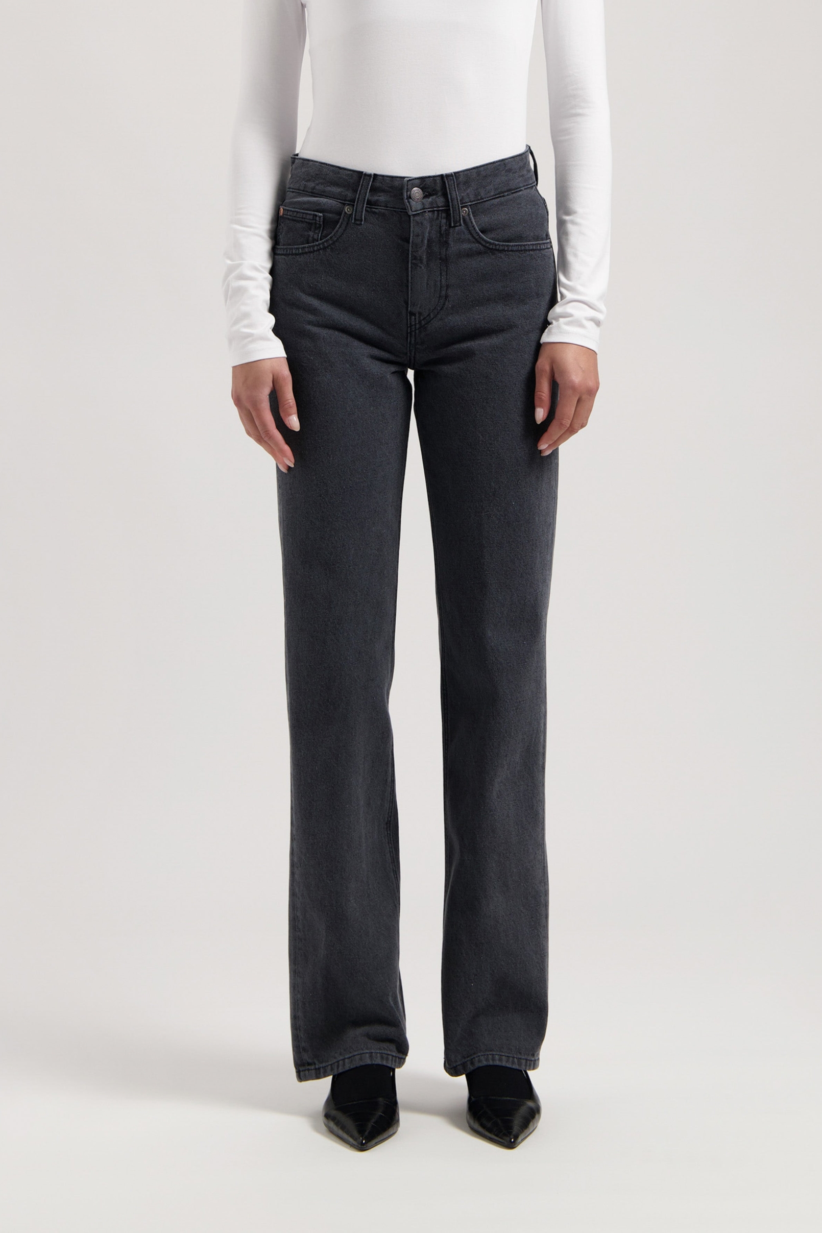 MUD Jeans Damen vegan Jeans Mid Loose Jamie Washed Schwarz