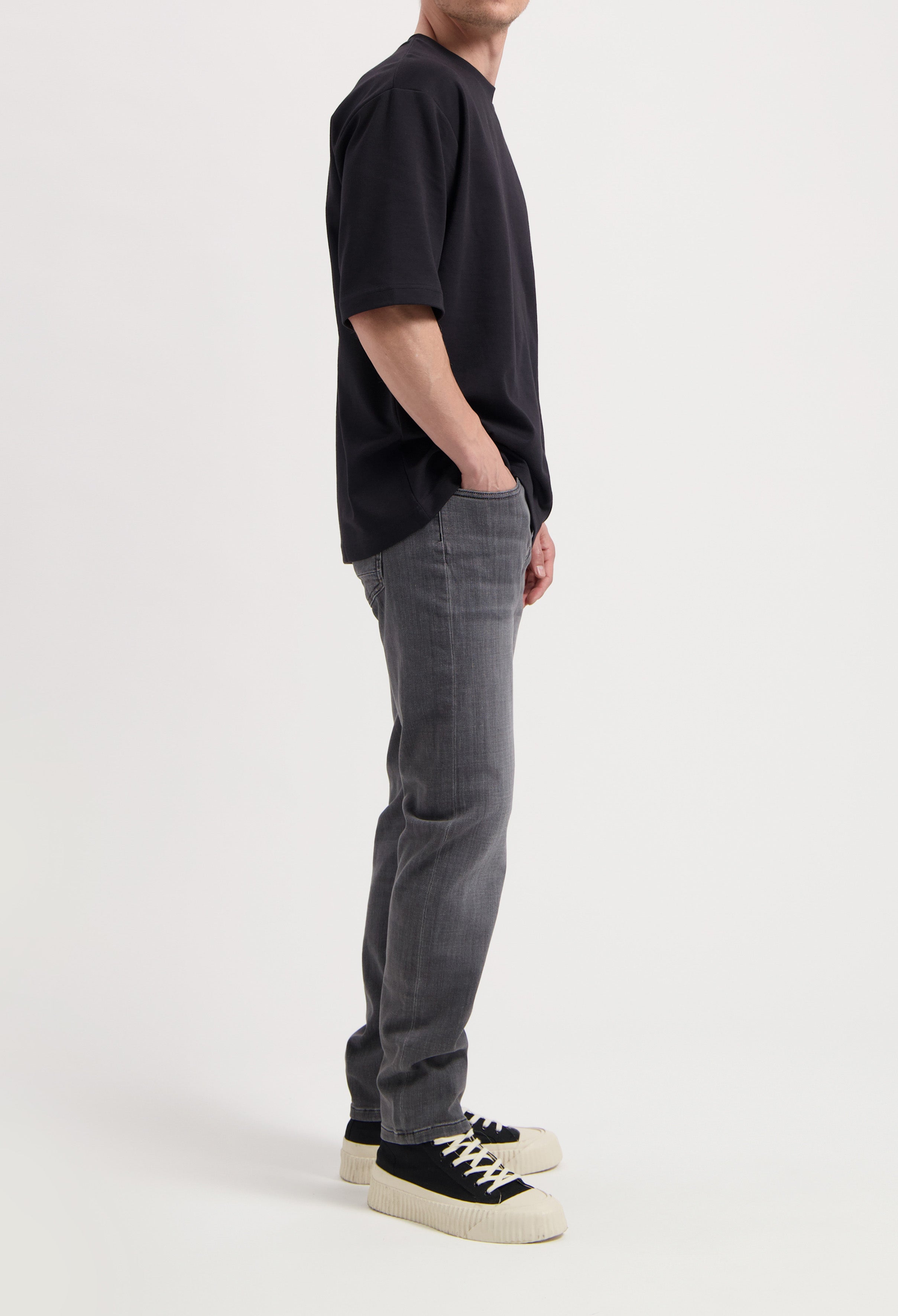 MUD Jeans men vegan Jeans Mid Slim Rick Authentic Black