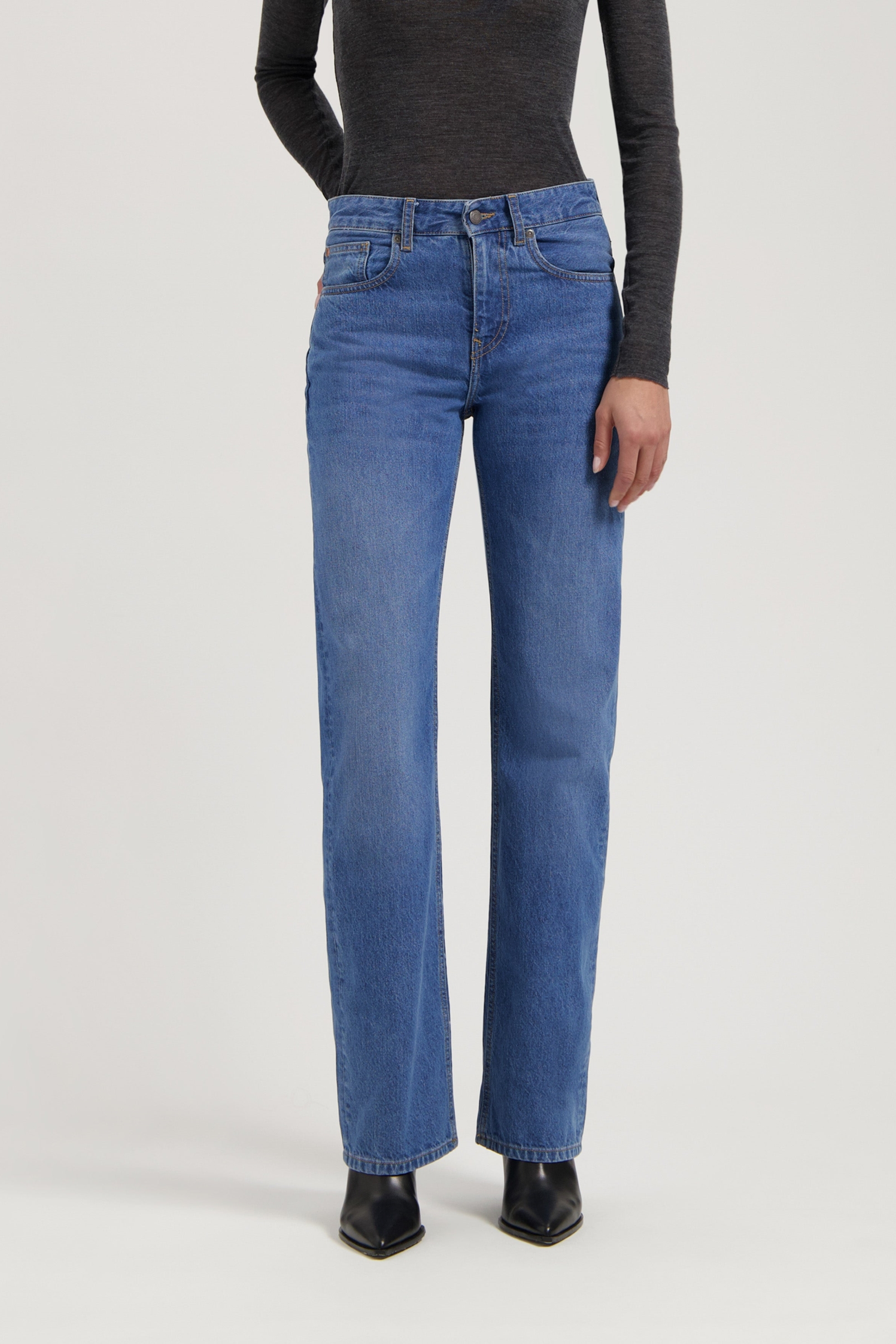 Image of MUD Jeans dames vegan Mid Loose Jeans Jamie Fresh Fade Blue