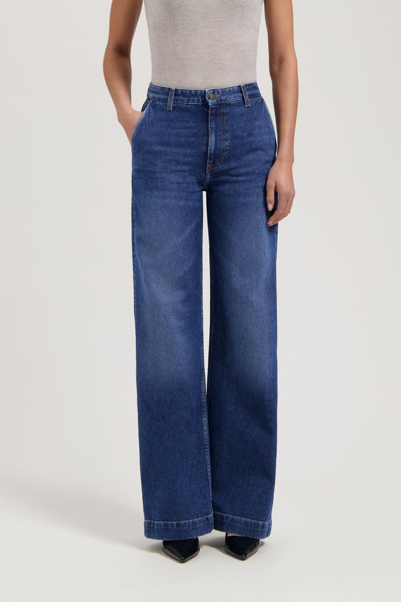 Image of MUD Jeans dames vegan Jeans Mid Loose June Fresh Fade Blue
