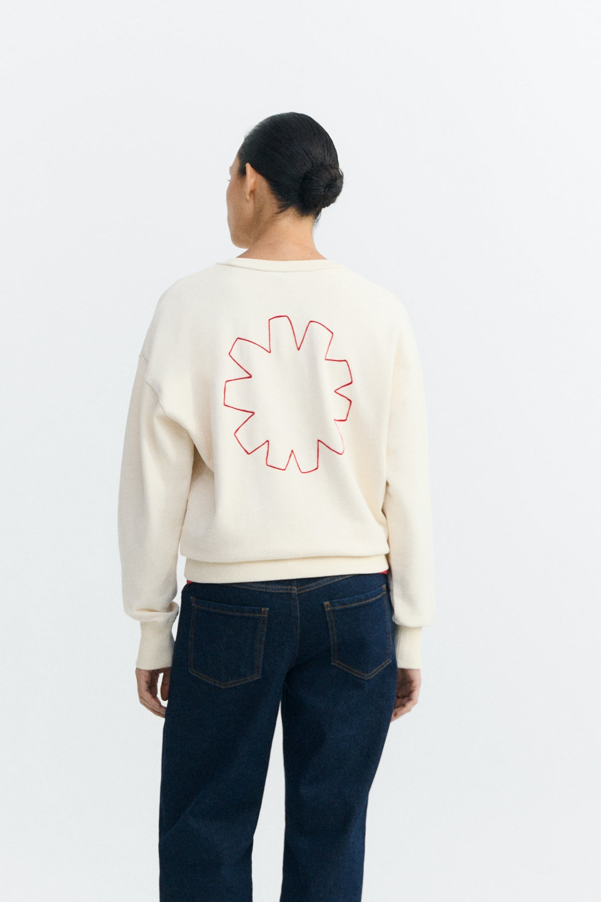 Image of Thinking MU dames vegan Sweatshirt Jodie, Handgeborduurd, Crèmekleurig.