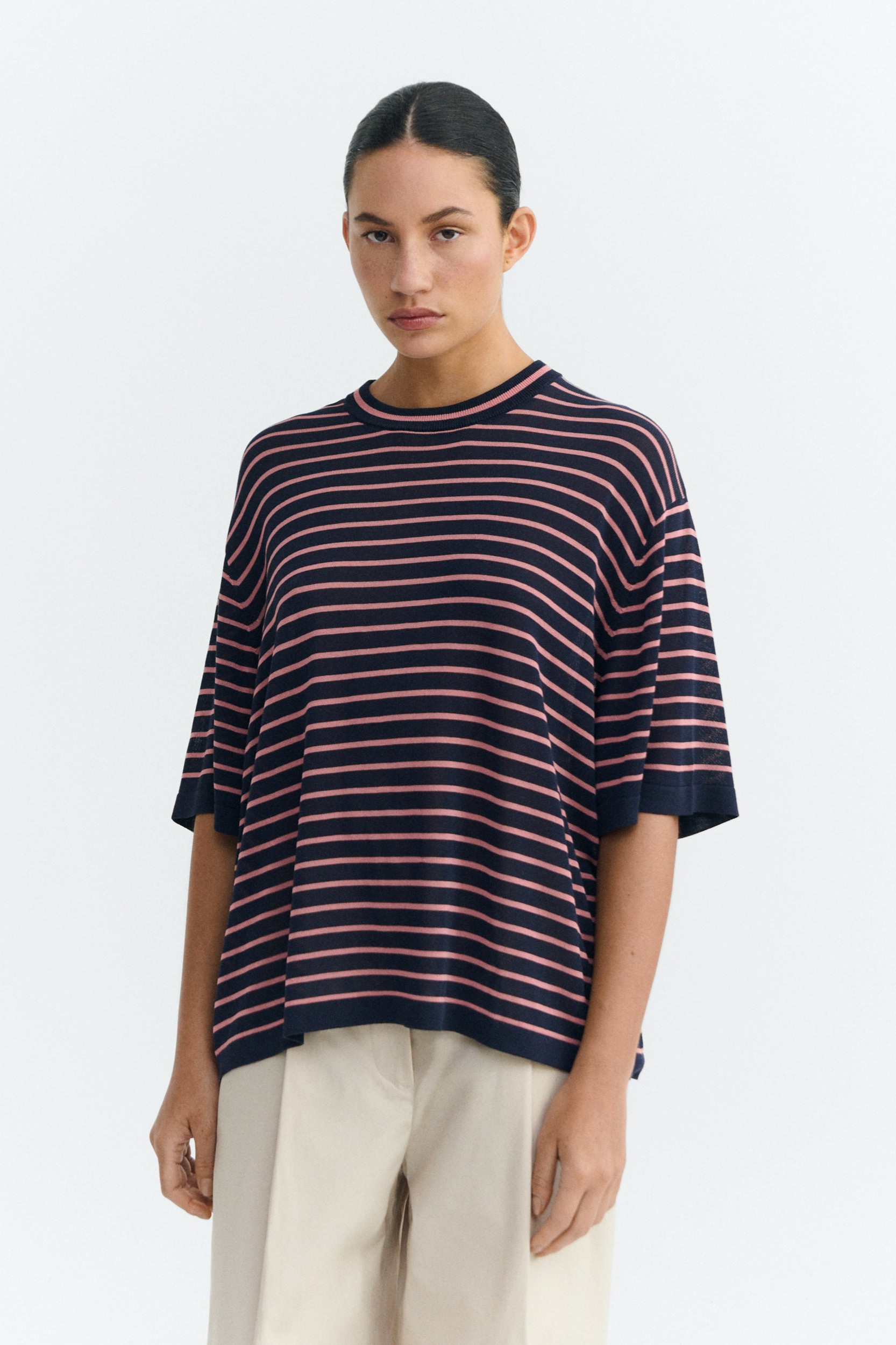 Image of Thinking MU dames vegan Oversized T-Shirt Zenna Met Strepen In Marineblauw/Roze
