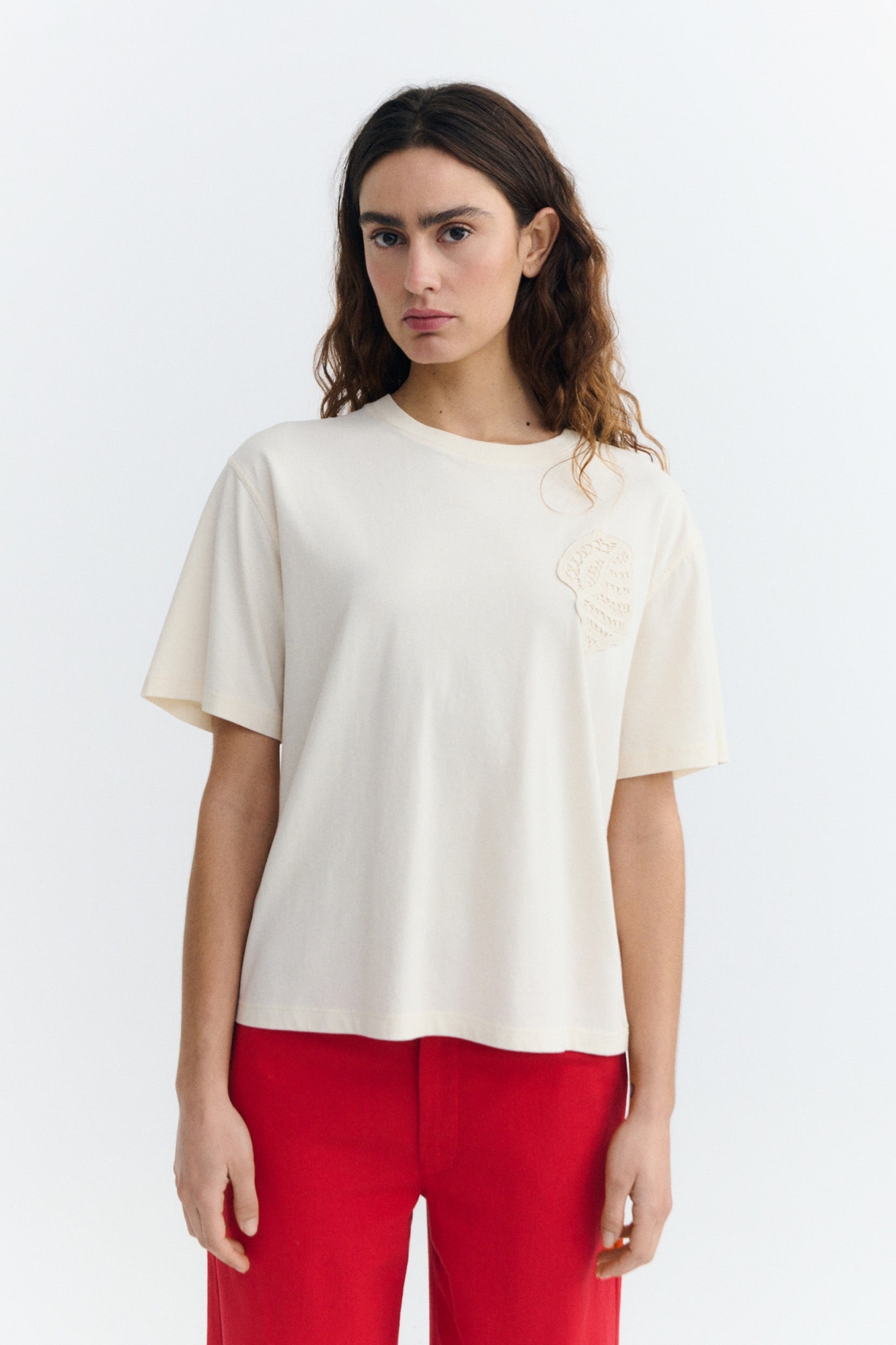 Image of Thinking MU dames vegan T-Shirt Lucia Shell Geborduurd Patch Ecru
