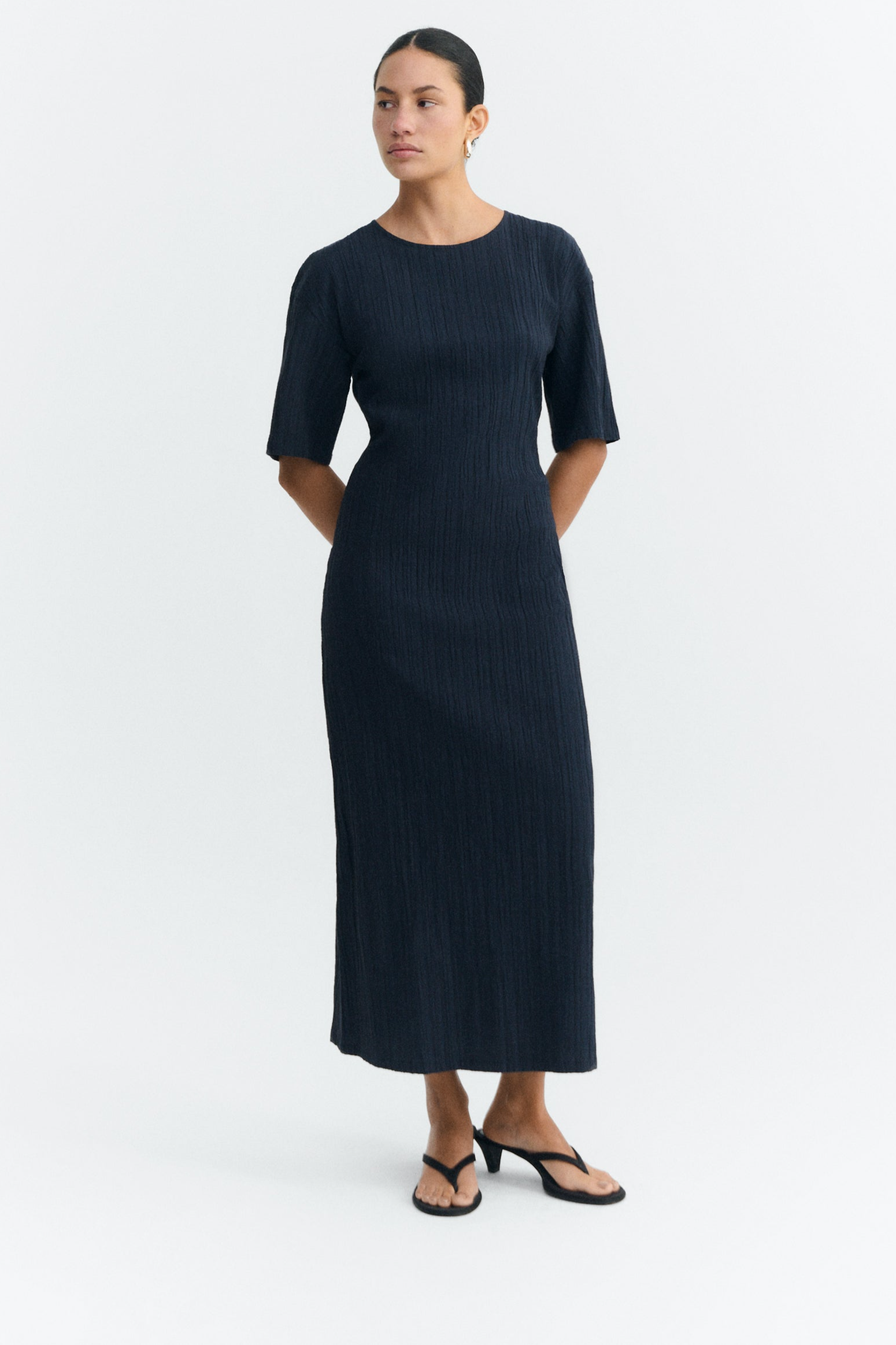 Image of Thinking MU dames vegan Jurk Kina Popcorn Met Open Rug In Marineblauw
