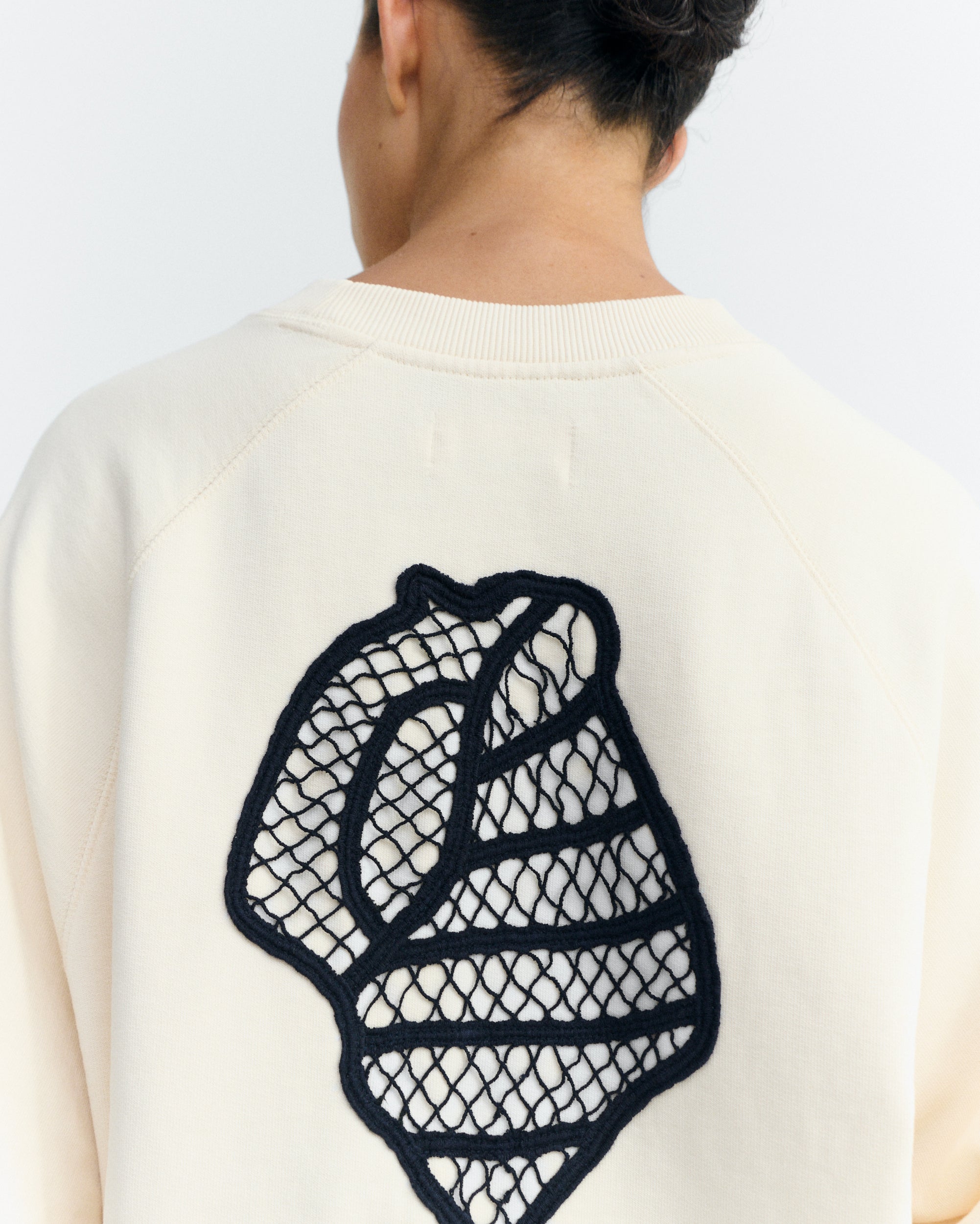 Thinking MU Sweatshirt Shell Bonnie Handbesticktes Ecru