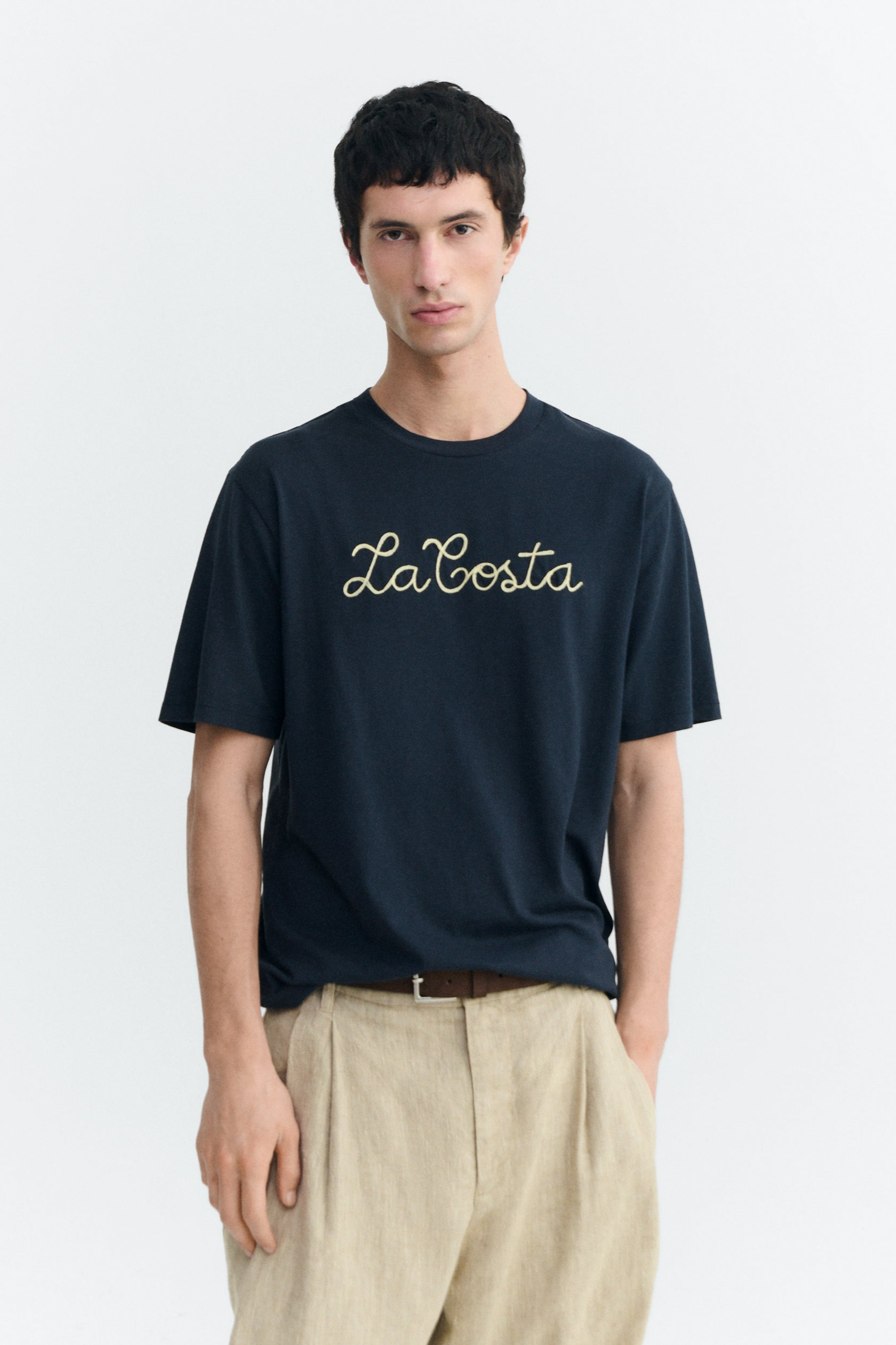 Image of Thinking MU mannen vegan T-Shirt Met Handgeborduurde Zach Coast-Print, Marineblauw.