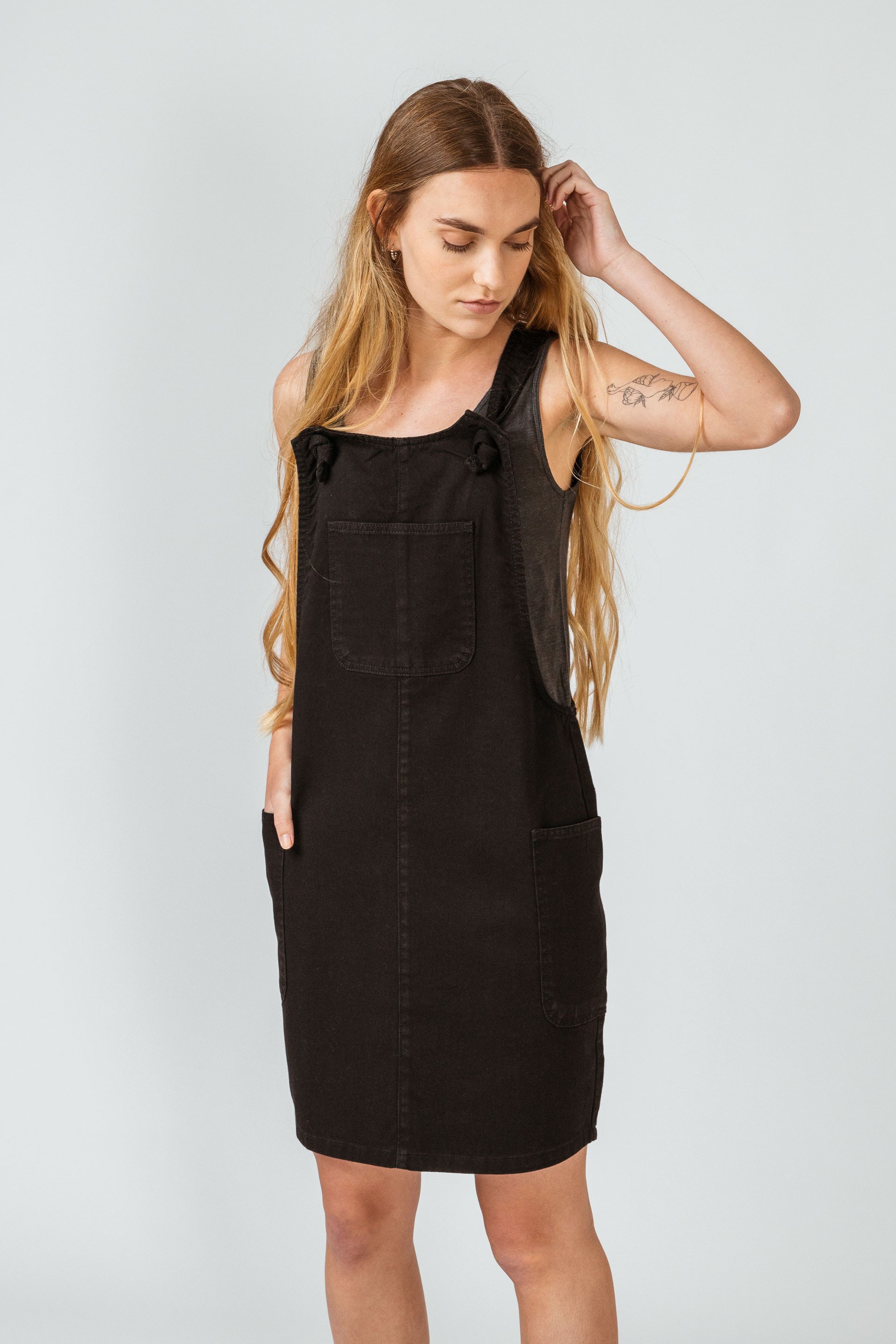 SKFK Damen vegan Kleid Pinafore Schwarz
