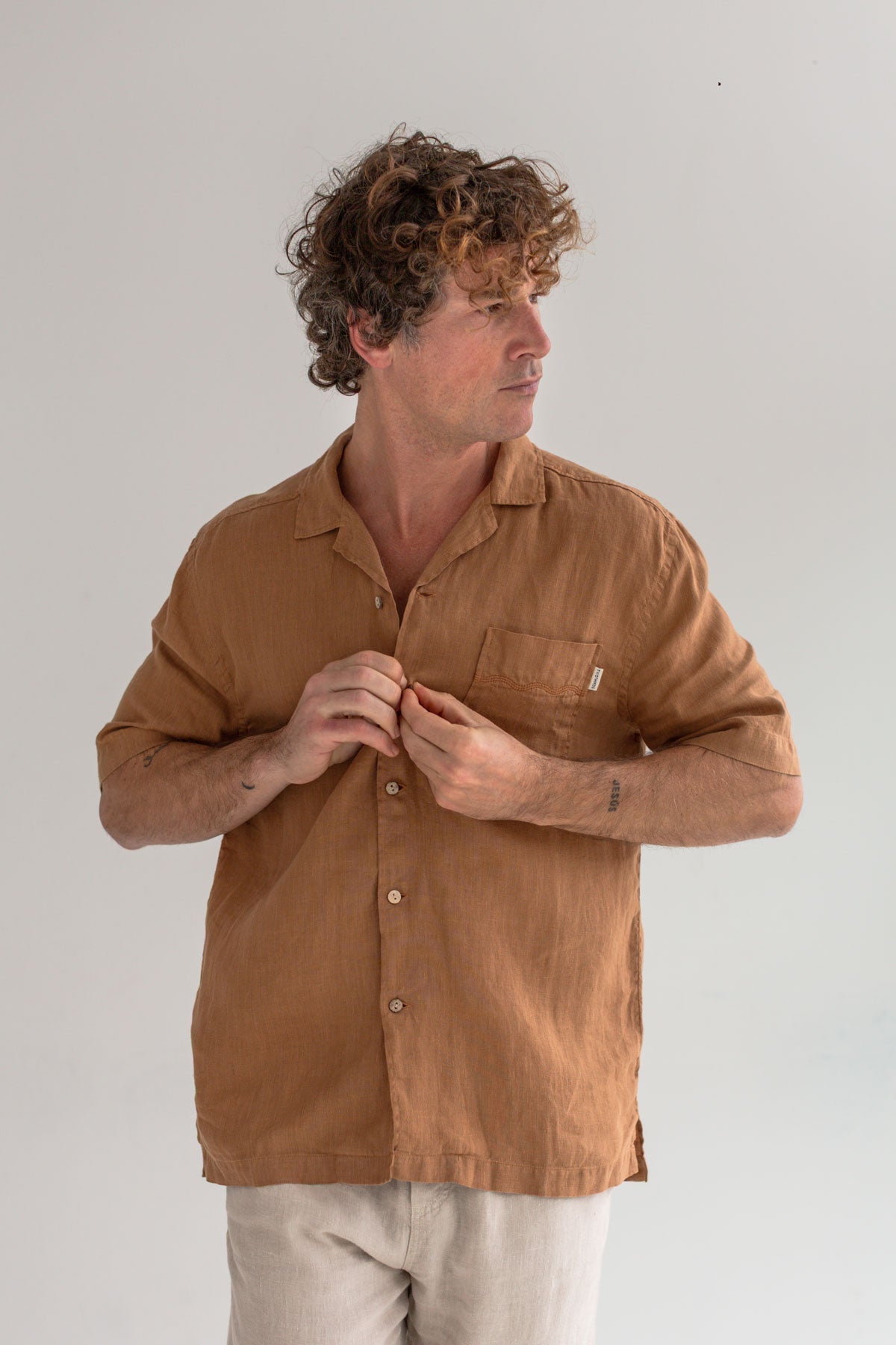 TWOTHIRDS Herren vegan Hemd Olorua Adobe Braun