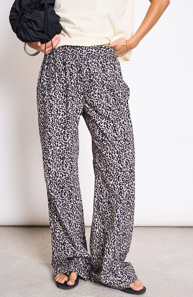 Image of JAN 'N JUNE dames vegan Broek Soby Leo Print Zwart