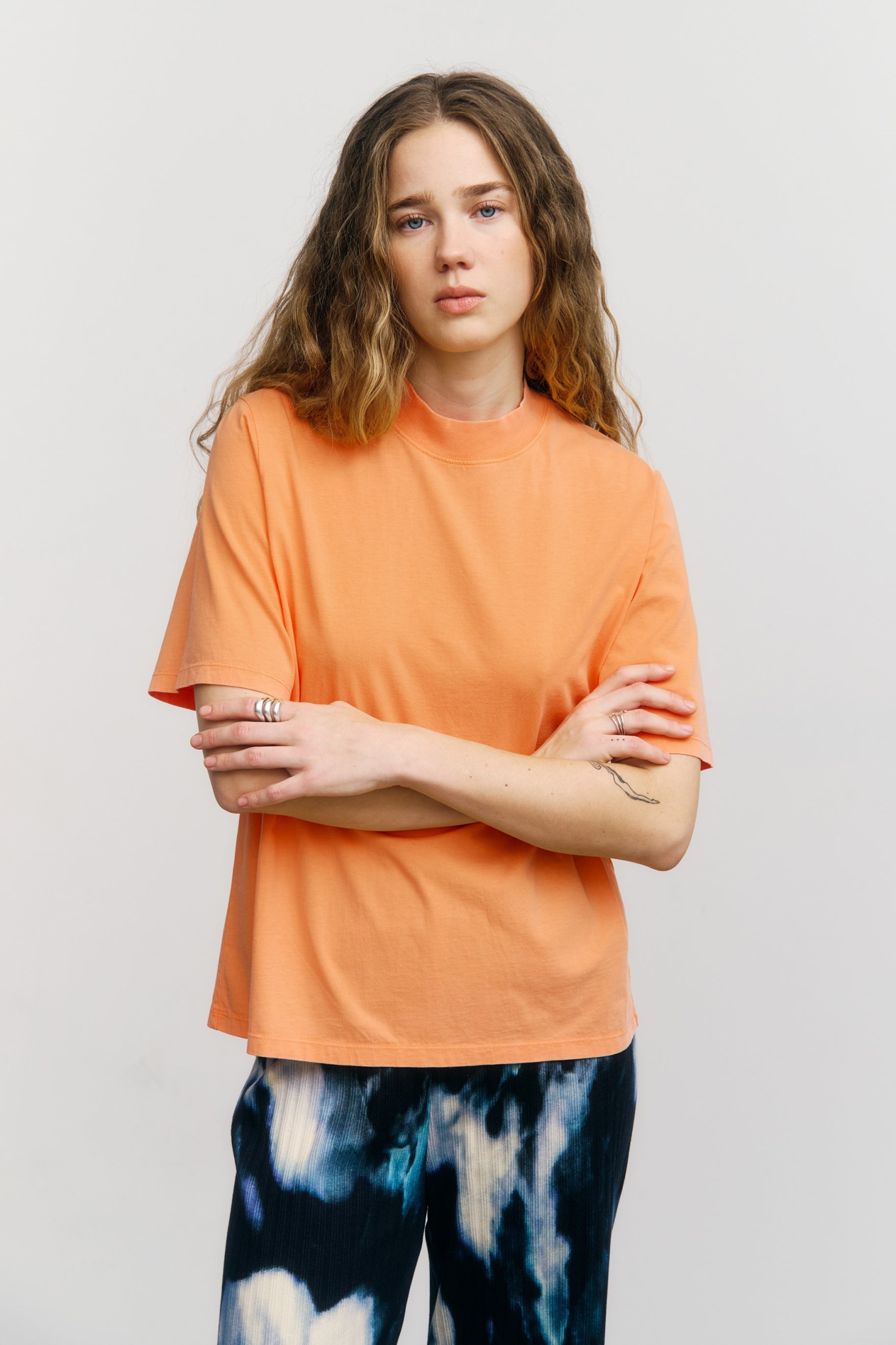 Image of Rotholz dames vegan T-Shirt Met Wijde Kraag, Vervaagd Oranje