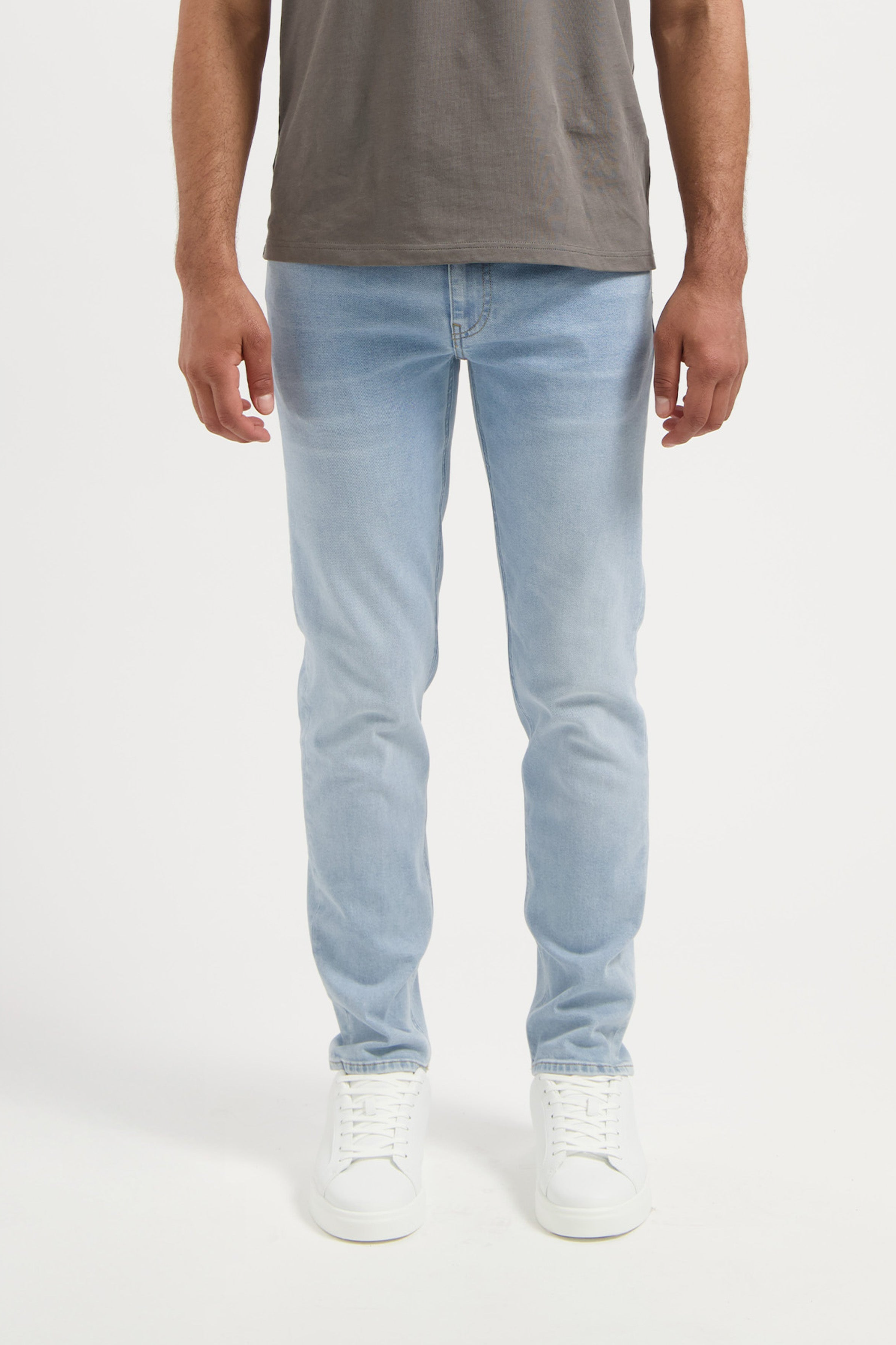 Image of MUD Jeans mannen vegan Dunn Jeans, Lage Taps Toelopende Uitvoering, Licht Verouderd Blauw