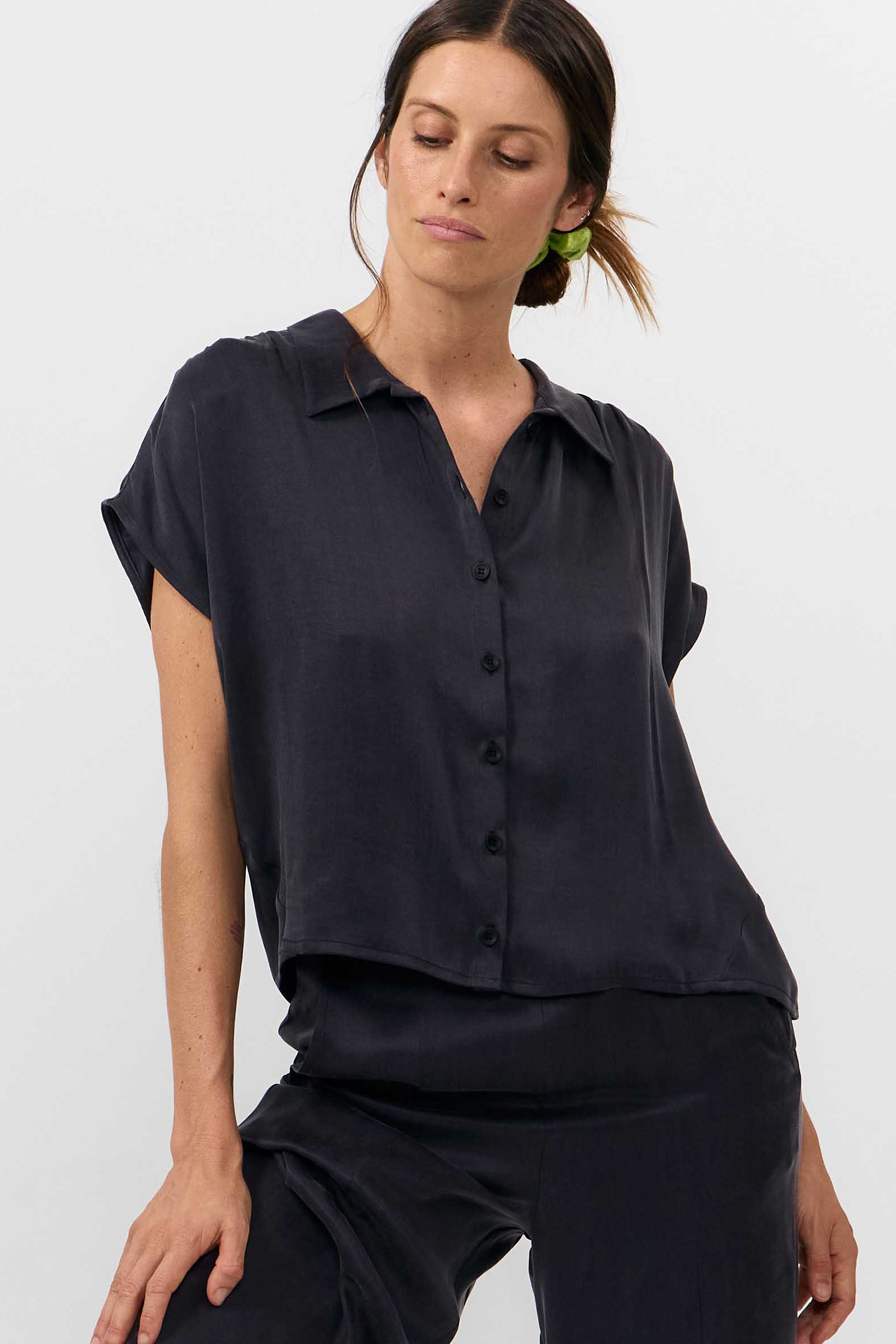 Image of SUITE13LAB dames vegan Shirt Sur Donkergrijs
