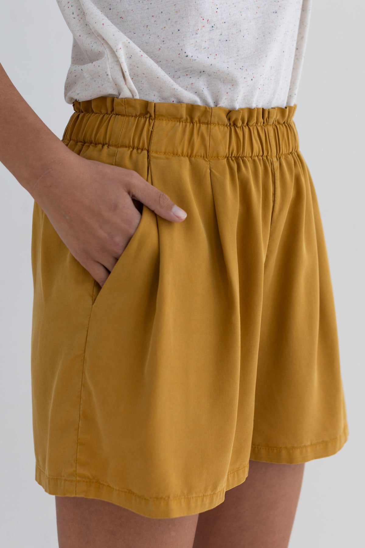 Image of TWOTHIRDS dames vegan Shorts Calobra Mosterd
