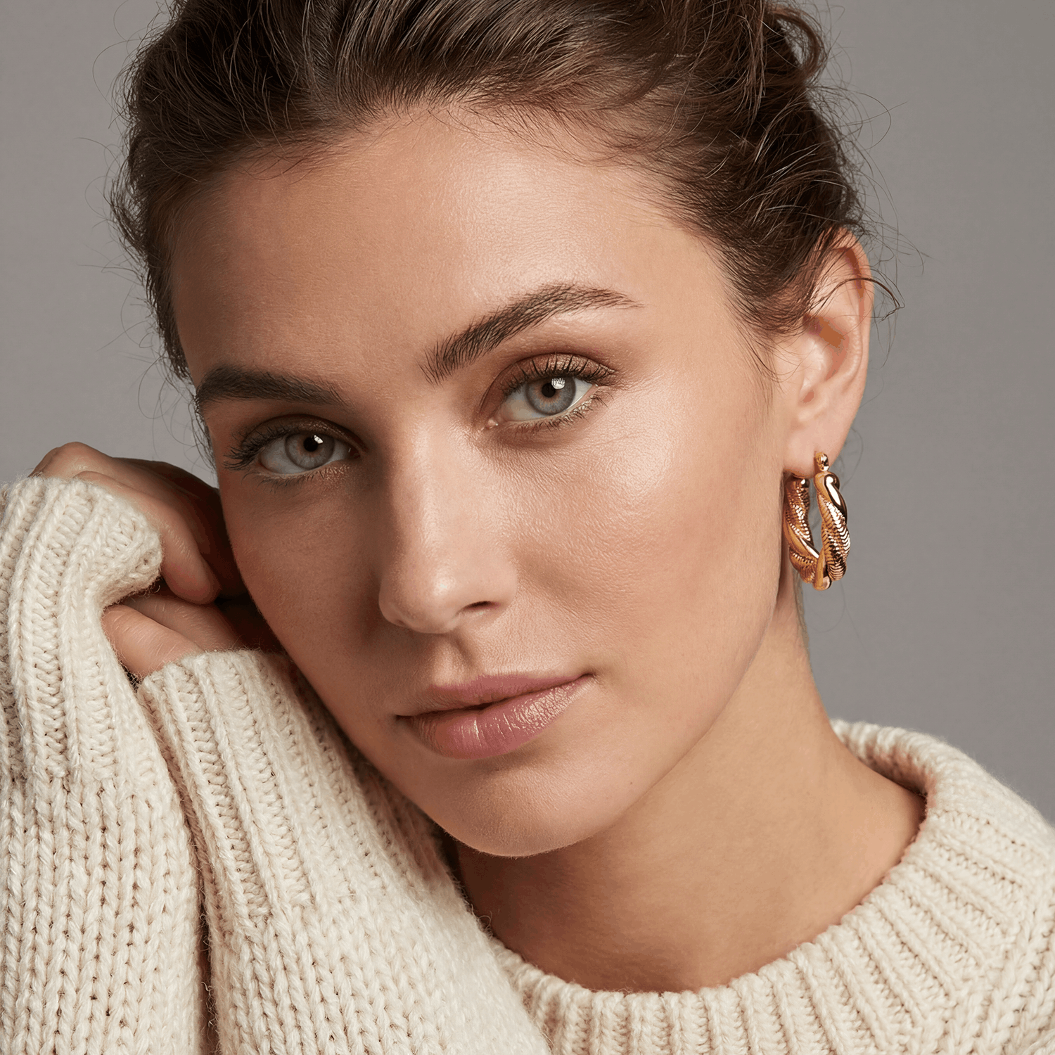 Amadeus Dikke Hoepels Met Leliemotief En Gedraaide Gouden Accenten.