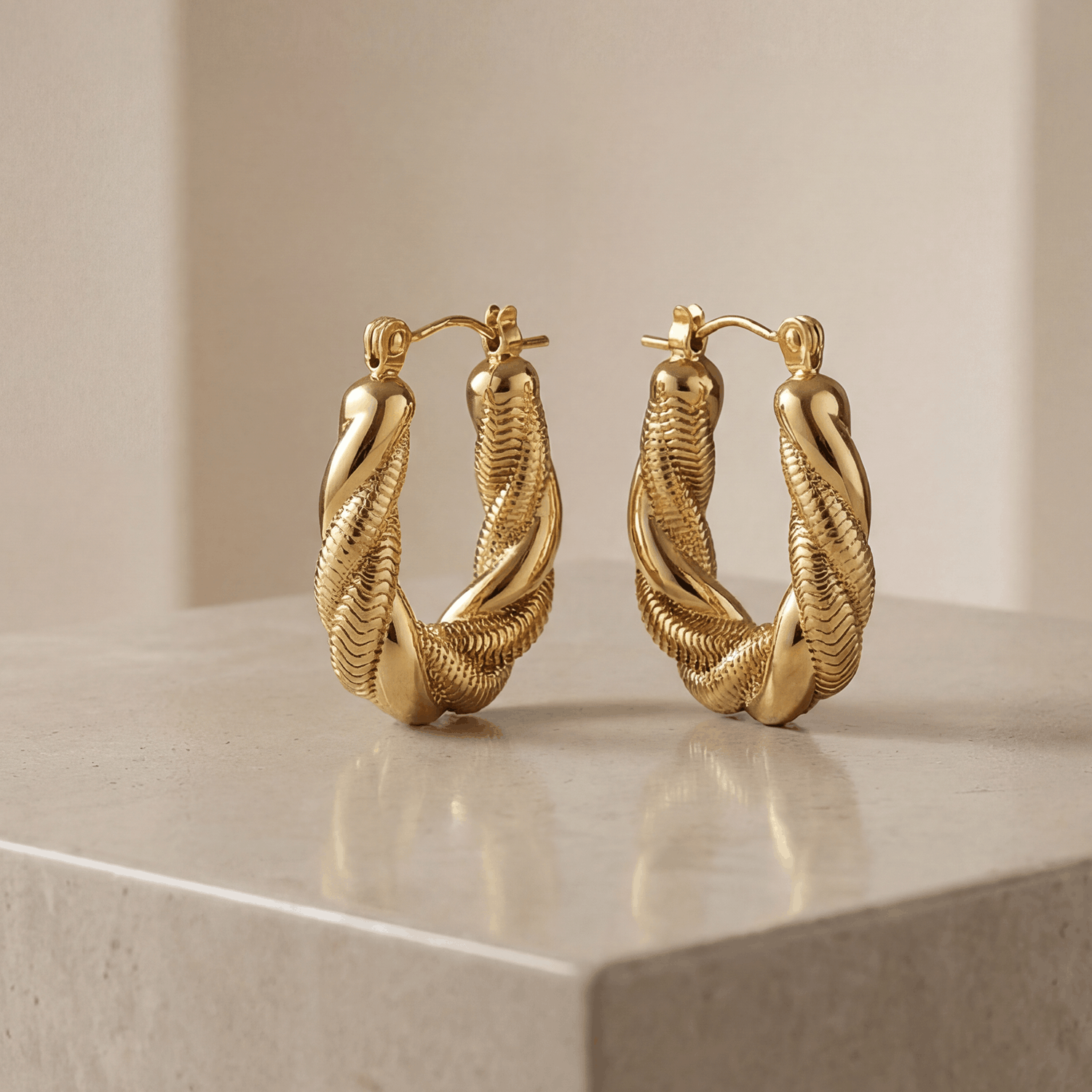 Amadeus Dikke Hoepels Met Leliemotief En Gedraaide Gouden Accenten.